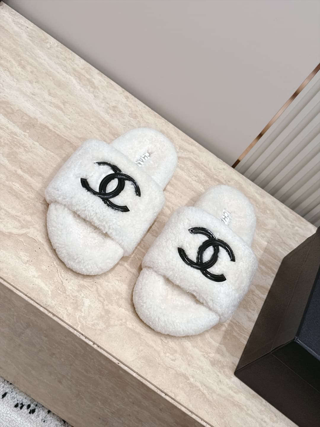 D3773 Chanel New Model of Fur Slippers!
