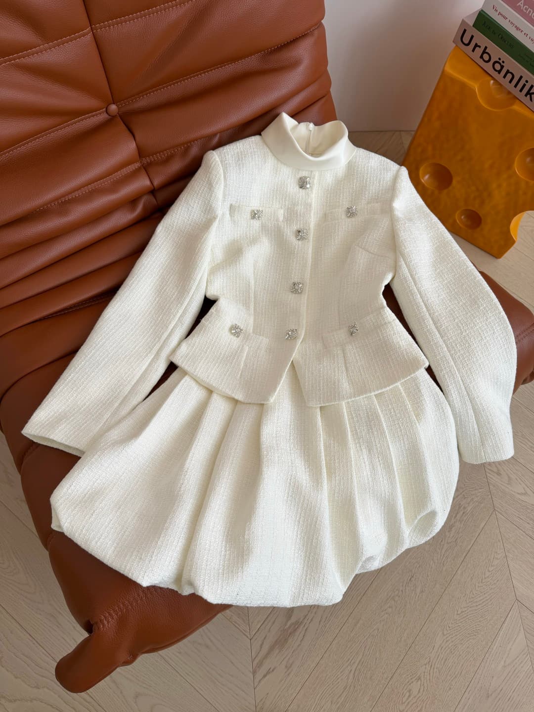 C18412 Elegant style, vintage/retro fashion,假两件 design dress suitable for important occasions. Perfect for daily commuting. Designed with a coat and half-skirt combination, highlighting a perfect body proportion. It mimics the look of vintage Korean drama — image 1
