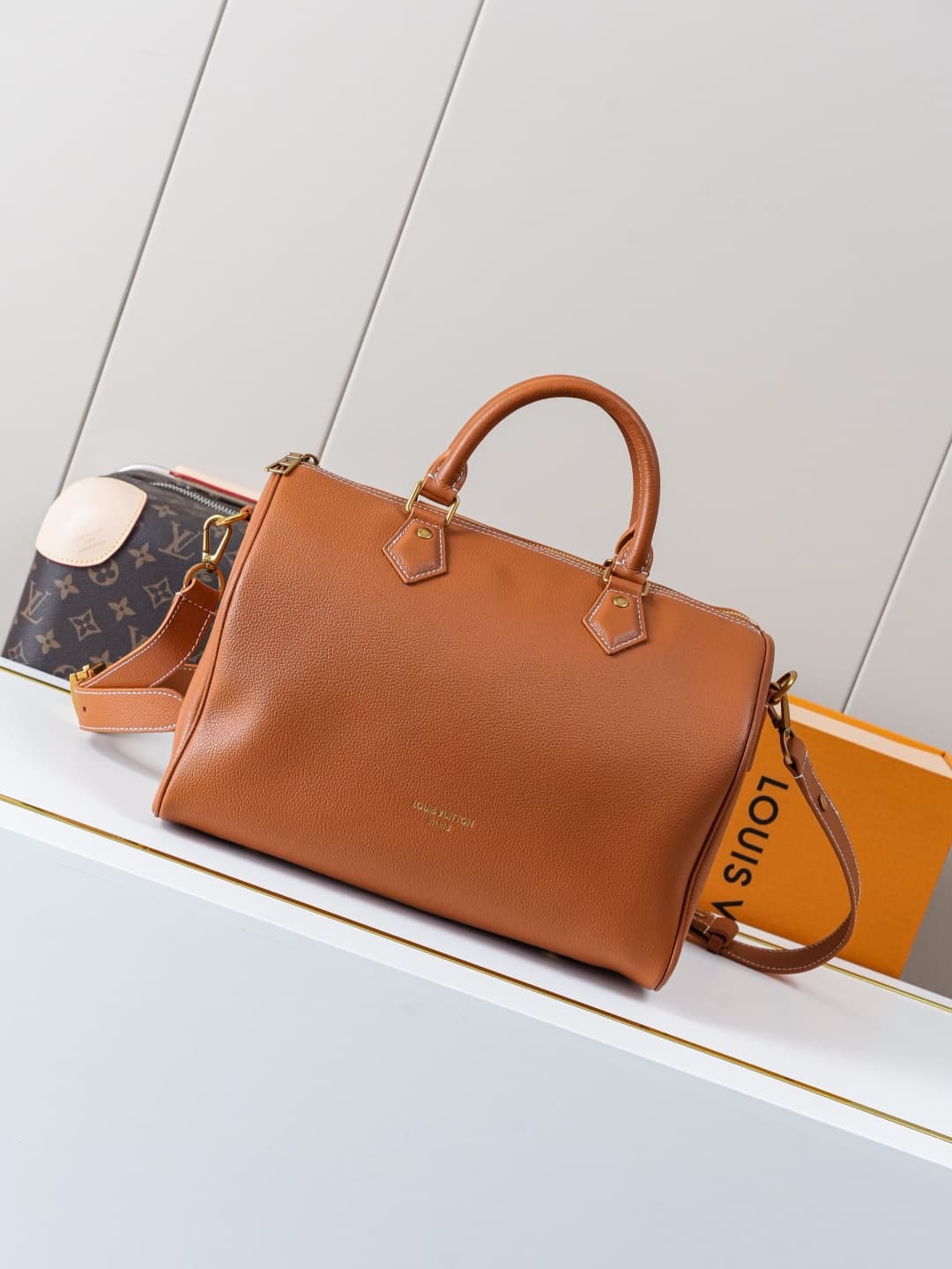 C5259 【Dynamic 163c01 Chip】M24892 Brown – Exclusive original model 【Exclusive background footage】 This Speedy Soft 30 handbag features soft cowhide leather in a Low Key style, with a minimalist design that makes it an ideal companion for travel. The iconi — image 1