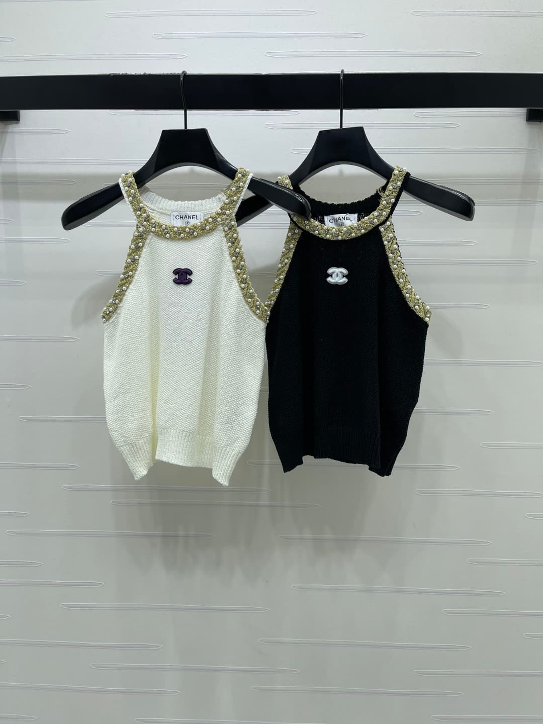 C18457 📣 New high-end collection/series – CHANE* 2026: The latest spring collection! Knitted vest with beads hanging around the neck! Made from imported knitting materials for a premium feel, soft and comfortable. The iconic double-C logo on the chest ➕ p — image 1