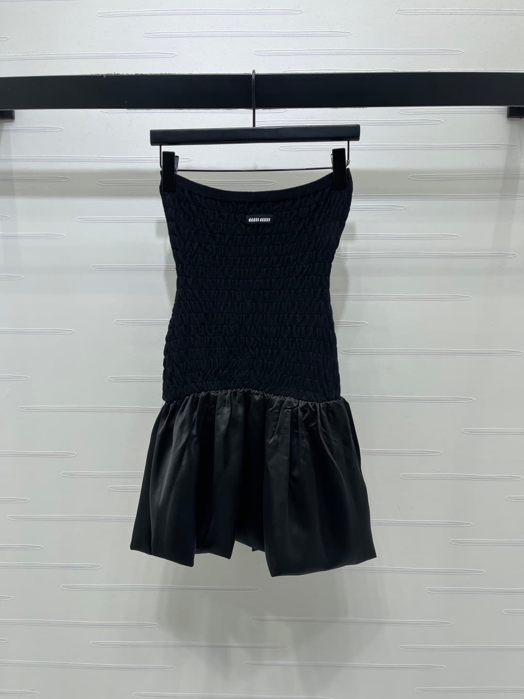 C18444 📣 New high-end collection MiuMi*2026 – the latest spring series! A pleated halter dress! Customized imported materials, with a shiny texture and elegant appearance. The halter cut design features a logo emblem on the chest, adding a refined touch. — image 1
