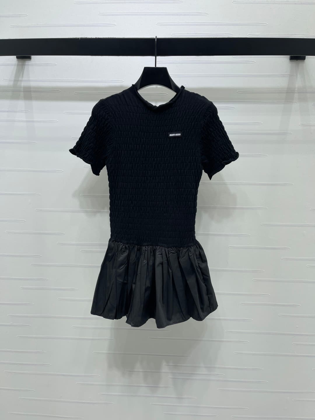 C18443 📣 New high-end collection MiuMi*2026 – the latest spring series! Round-necked short-sleeve dresses! Customized imported materials, with a glossy finish and premium quality. The round-necked short-sleeve design features letter logo decorations, addi — image 1