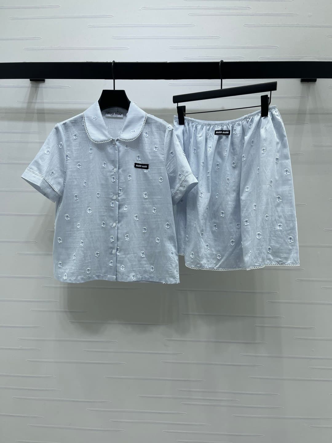 C18620 📣 New high-end collection MiuMi*2026 – the latest spring/summer series!doll collar striped short-sleeve shirt ➕ skirt set! Customized twill cotton material, comfortable and soft; full of stripes with contrasting colors, with a raised fur pattern de — image 1