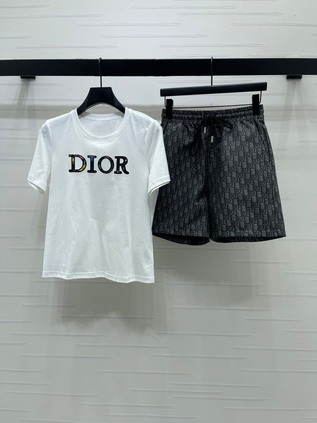 C18621 📣 New high-end collection/series – Dio* 2026 spring/summer collection! Embroidered top and printed shorts set! Customed twill cotton➕ print material; regular short-sleeve tops with elastic, comfortable and breathable; highlights brand style. Soft f — image 1