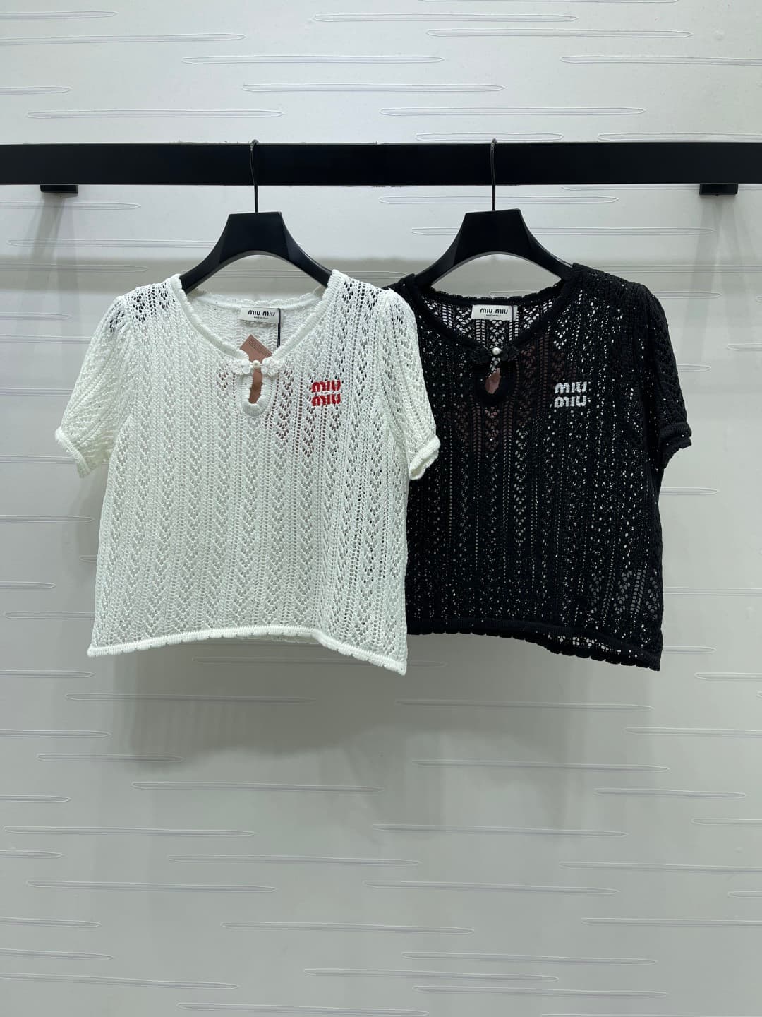 C18486 📣 New high-end collection MiuMi*2026 – the latest spring series! Round-neck knitted short sleeves! Made from custom cotton wool yarn for a delicate texture and comfortable feel. Round-neck short-sleeve design with button decorations and pearl embel — image 1