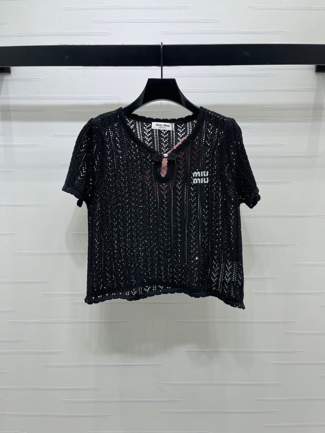 C18485 📣 New high-end collection MiuMi*2026 – the latest spring series! Round-neck knitted short sleeves! Crafted with custom cotton wool yarn for a delicate texture and comfort. Round-neck short-sleeve design with button decorations and pearl embellishme — image 1