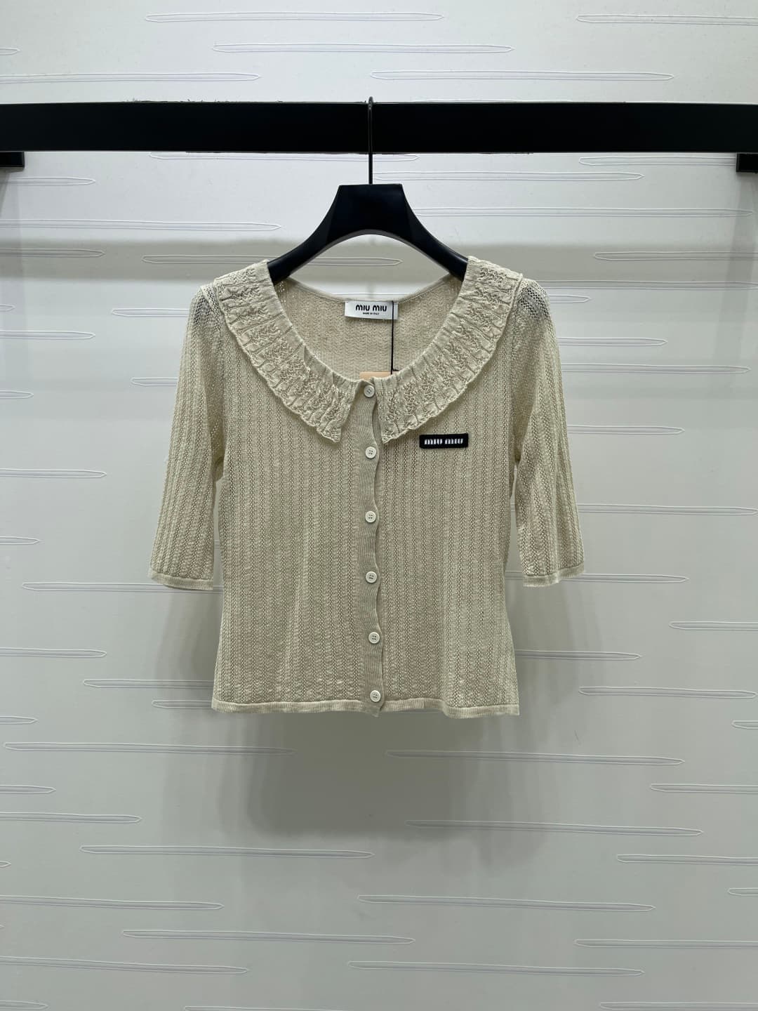 C18613 📣 New high-end collection MiuMi*2026 for the spring/summer season! V-neck knitted short-sleeve top! Made with imported yarn for premium quality and comfort; soft and smooth fabric. V-neck knitted cut, fully open front, vertical ribbing with subtle — image 1