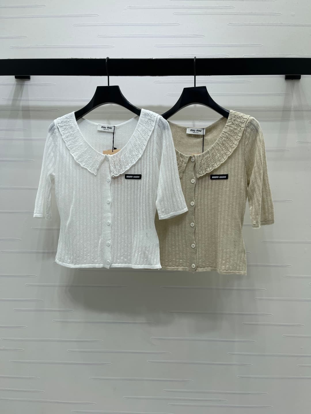 C18614 📣 New high-end collection/series – the latest spring collection by MiuMi*2026! Pullover short-sleeve top with front opening! Made from imported yarn, offering premium quality and comfort. The front opening design features buttons on all sides, with — image 1