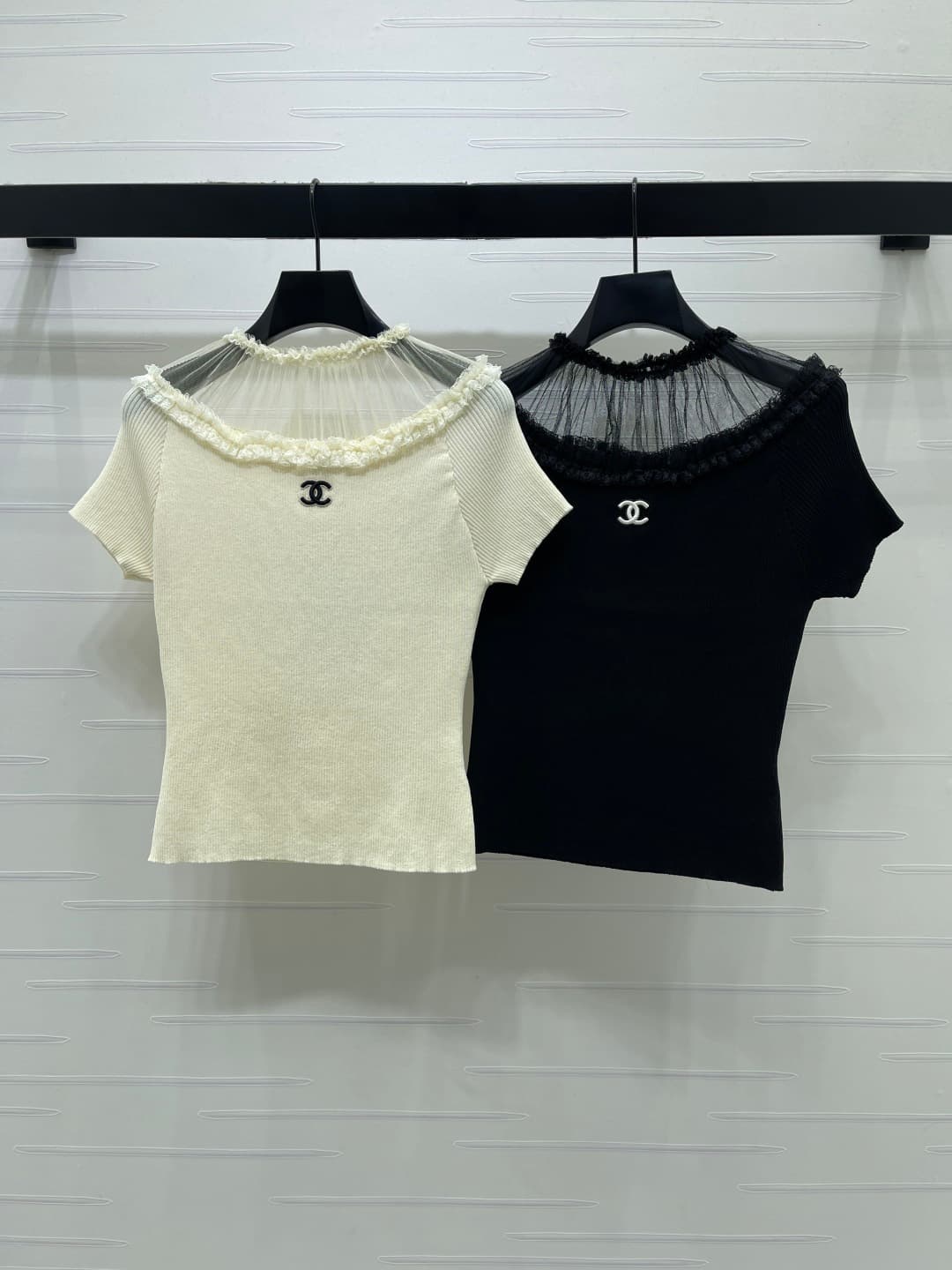 C18488 📣 New vintage/retro high-end products! CHANE* 2026 – the latest spring collection! Short sleeves made of net fabric with lace trim! Crafted using imported yarn for a smooth, comfortable texture. The cut of the short sleeves features vertical stripe — image 1