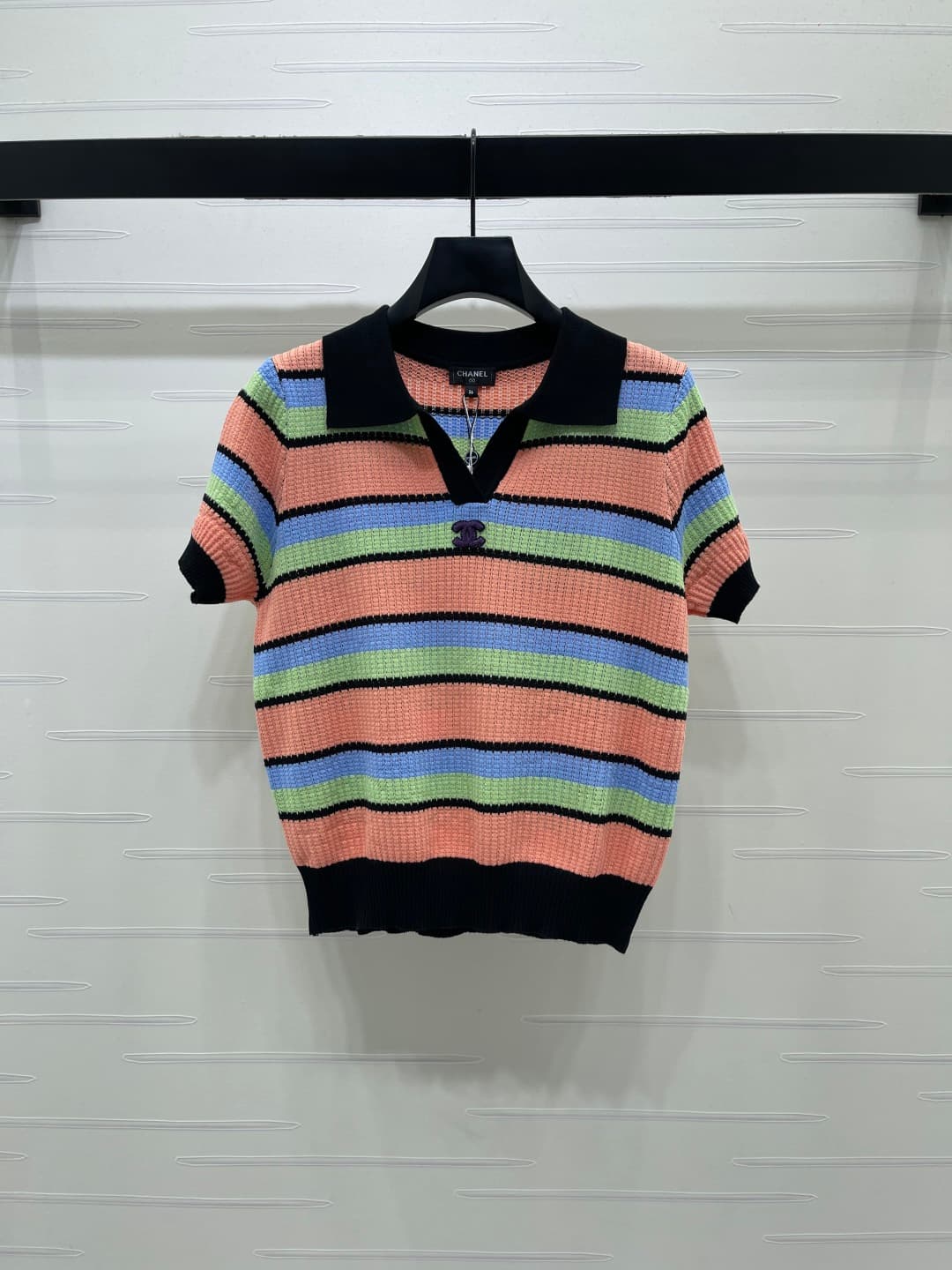C18615 📣 New vintage/retro high-end products! CHANE* 2026 – the latest spring collection! V-necked striped knitted short sleeves! Made from custom cotton wool yarn, soft and comfortable with excellent quality. The V-shaped opening design adds a relaxed lo — image 1