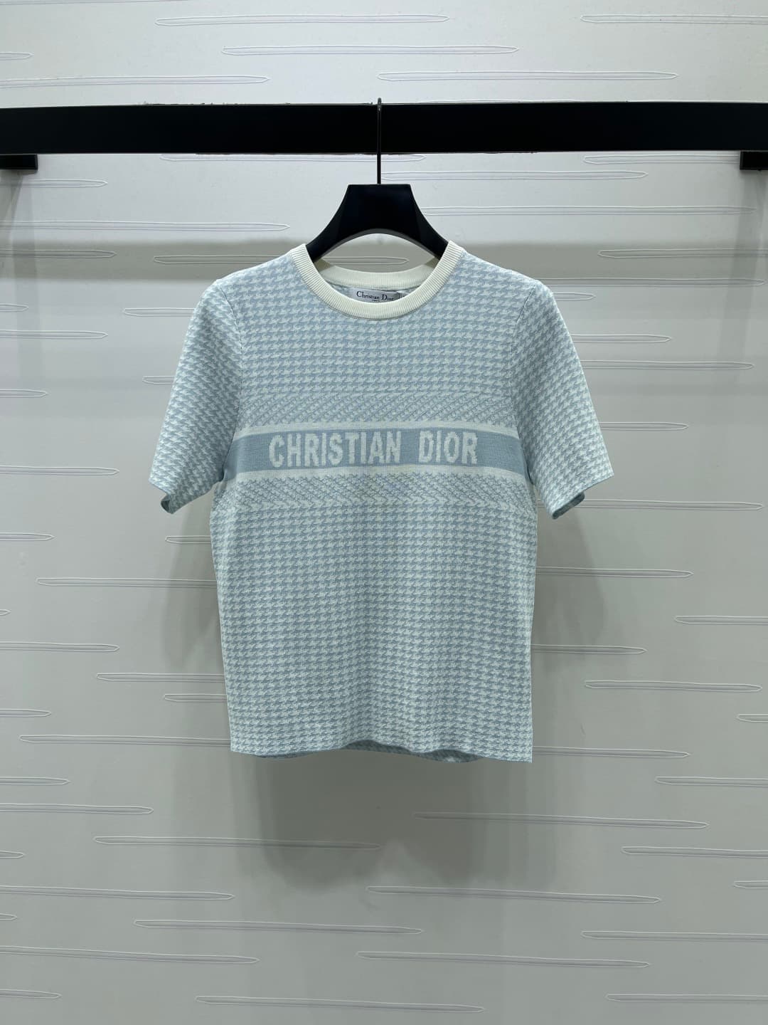 C18491 📣 New high-end collection: Dio* 2026 – the latest spring series! Round-necked knitted short sleeves with peafowl pattern weave! Made of custom cotton-wool knit material, offering a premium feel, comfort, and softness. The round-necked short sleeves — image 1
