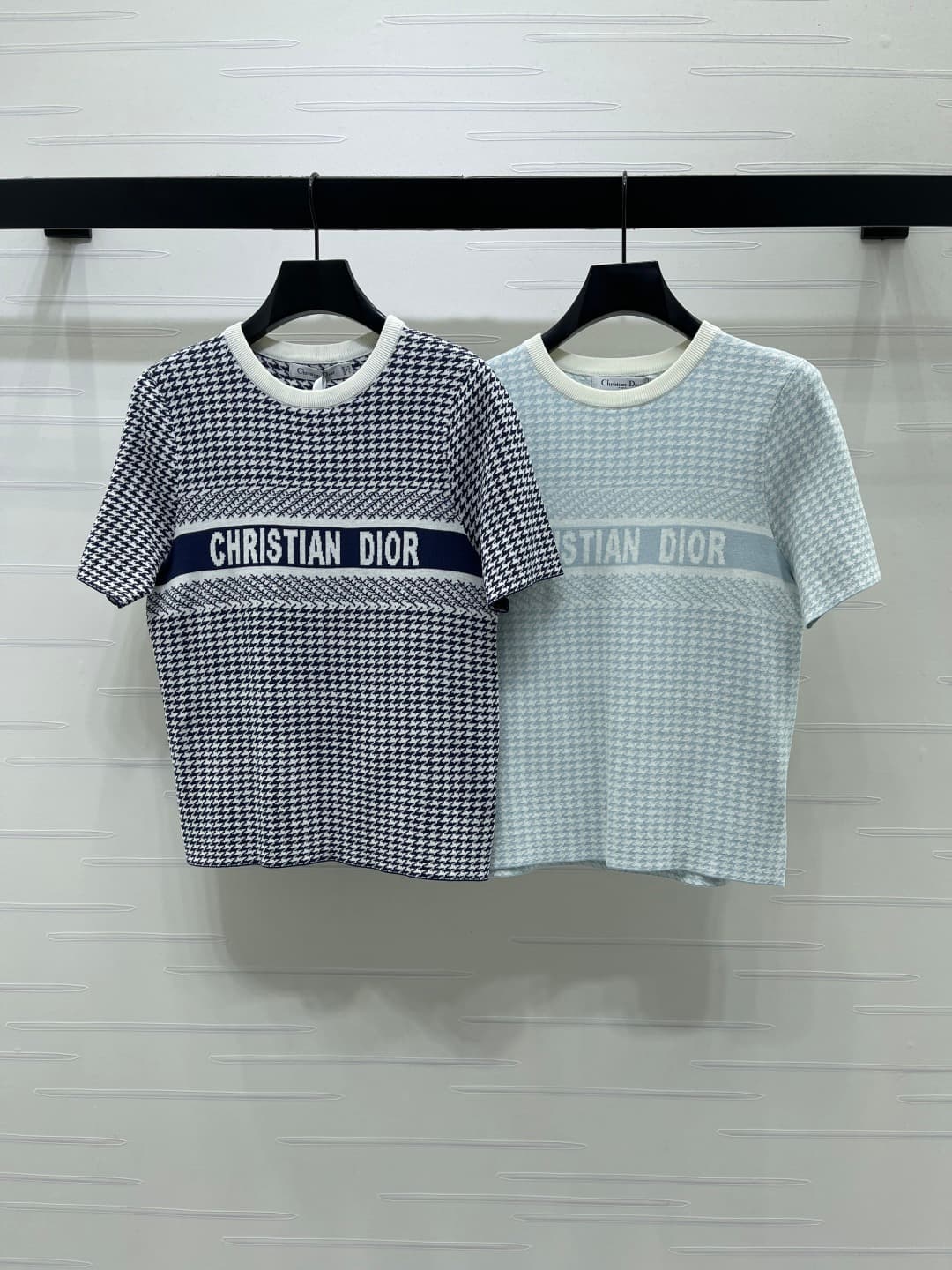 C18492 📣 New high-end collection! Dio* 2026 – the latest spring series! Round-necked knitted short sleeves with peacock pattern print! Made of custom cotton-wool knit material, offering a premium feel, comfort, and softness. The round-necked short sleeve — image 1