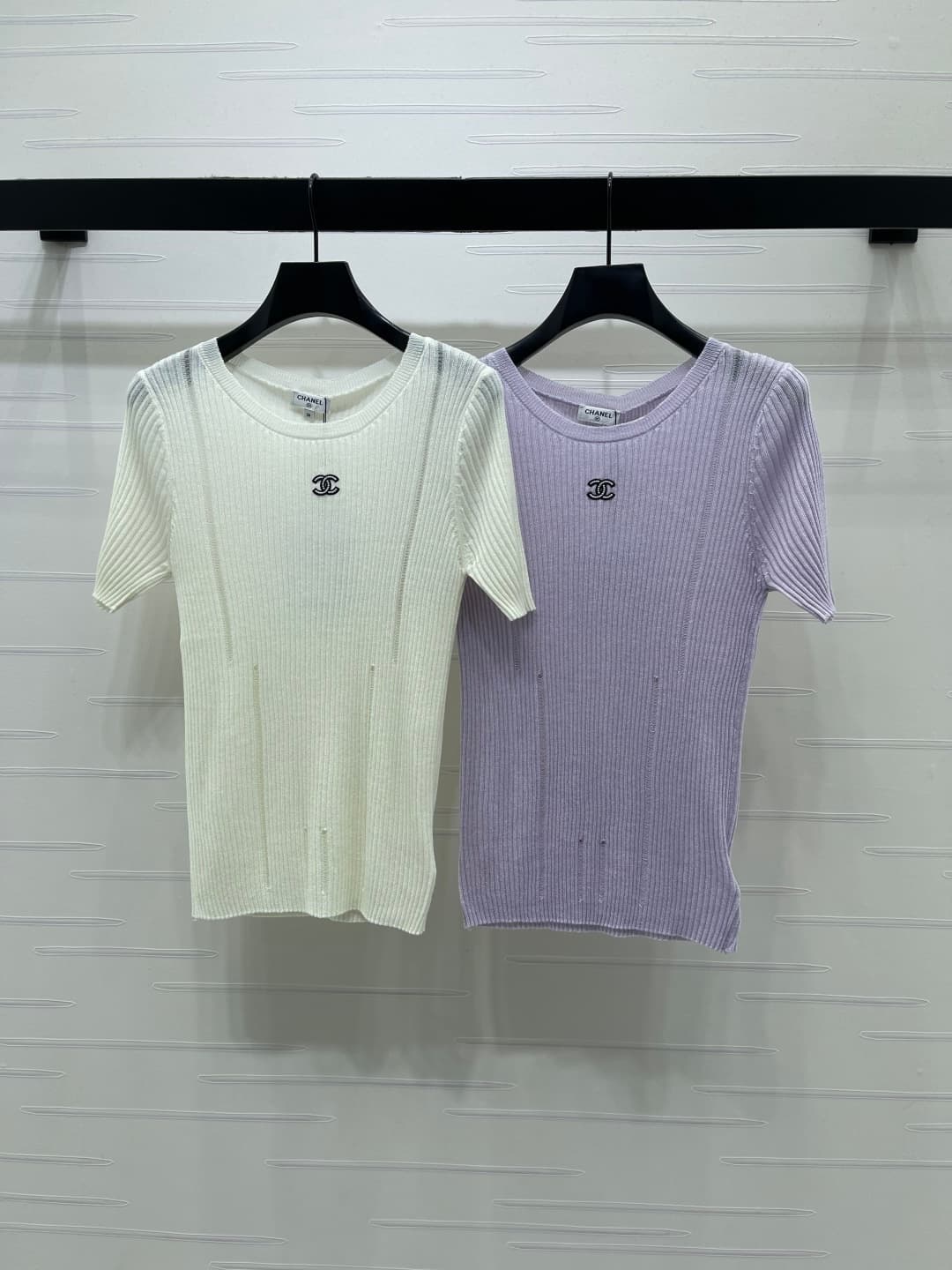 C18497 📣 New high-end products from the latest collection! Round-neck open-knit short sleeves! Made from custom ice-woven yarn, offering a delicate texture and comfortable fit. The round-neck knitted shorts feature letter logos on the chest, highlighting — image 1