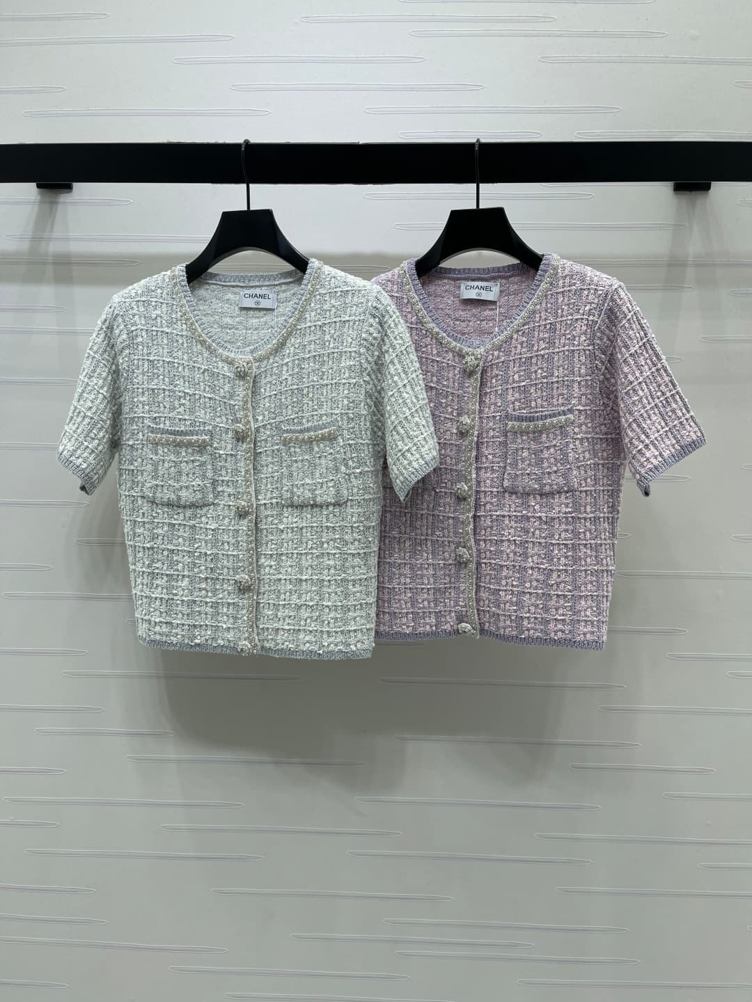 C18604 📣 New high-end collection CHANE* 2026 – the latest spring series! Round neck short-sleeve sweater! Custom imported knitted material, comfortable and soft with excellent texture. The round neck and sleeves extend to the front panel, with threaded th — image 1