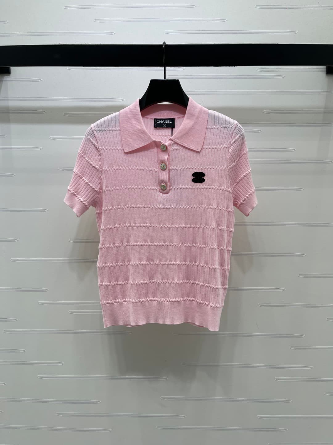 C18502 📣 New high-end collection Chane* 2026 – the latest spring series! Knit V-neck short sleeves! Crafted with custom silk-wool yarn for a premium and comfortable feel. V-neck and short-sleeve design; fine knitting throughout the body. Side letter logo — image 1