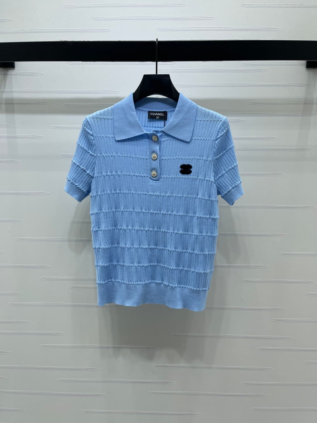 C18503 📣 New high-end collection Chane* 2026 – the latest spring series! Knit V-neck short sleeves! Made from custom silk and wool yarn for a premium and comfortable feel. V-neck and short-sleeve design with fine knitting texture. Single-side logo pattern — image 1