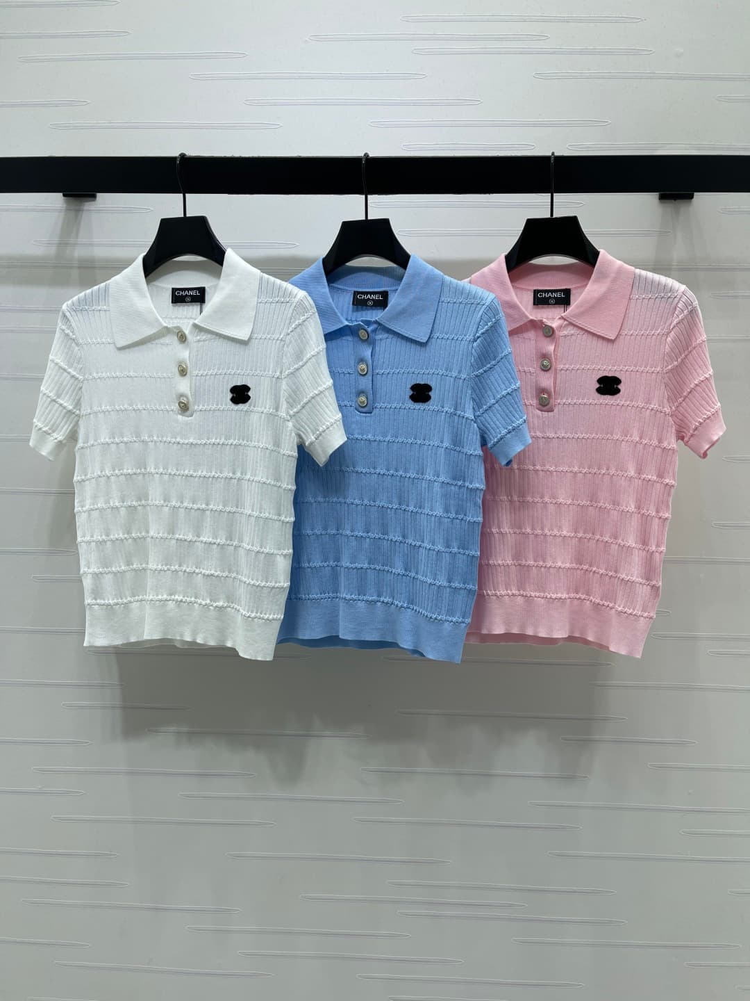 C18504 📣 New high-end collection Chane* 2026 – the latest spring series! Knit V-neck short sleeves! Made from custom silk and wool yarn for a premium and comfortable feel. V-neck and short-sleeve design with fine knitting texture. Single-side logo pattern — image 1