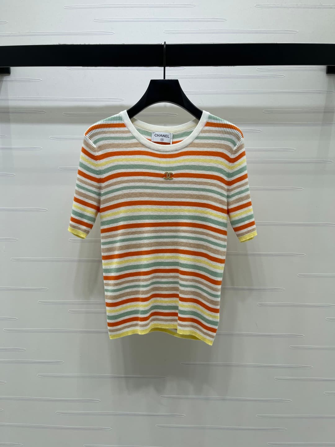 C18610 📣 New high-end quality items – CHANE* 2026! Latest spring collection! Striped round-neck knitted short sleeves! Made from imported silk and fur knitting material; soft and comfortable. Round-neck knitted design with colorful stripes across the enti — image 1