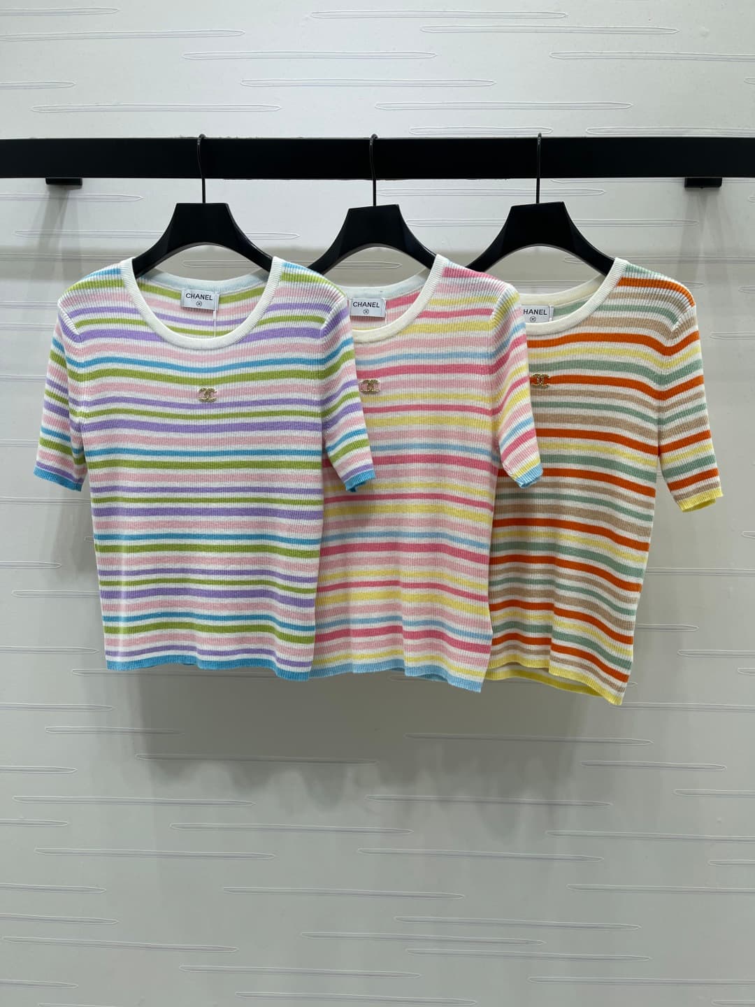 C18612 📣 New high-end quality products from CHANE* 2026 – the latest collection for spring/summer! Striped round-neck knitted short sleeves! Made from imported silk and fur knit material; soft and comfortable. Round-necked knitted design with colorful str — image 1