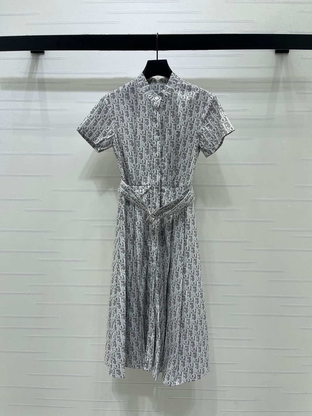 C18626 📣 New high-end collection/series with premium quality! Dio* 2026 spring/summer new collection! Short-sleeved shirts and skirts with pattern design! Custom imported twill silk material – soft and comfortable. The entire body is covered with sketch-s — image 1