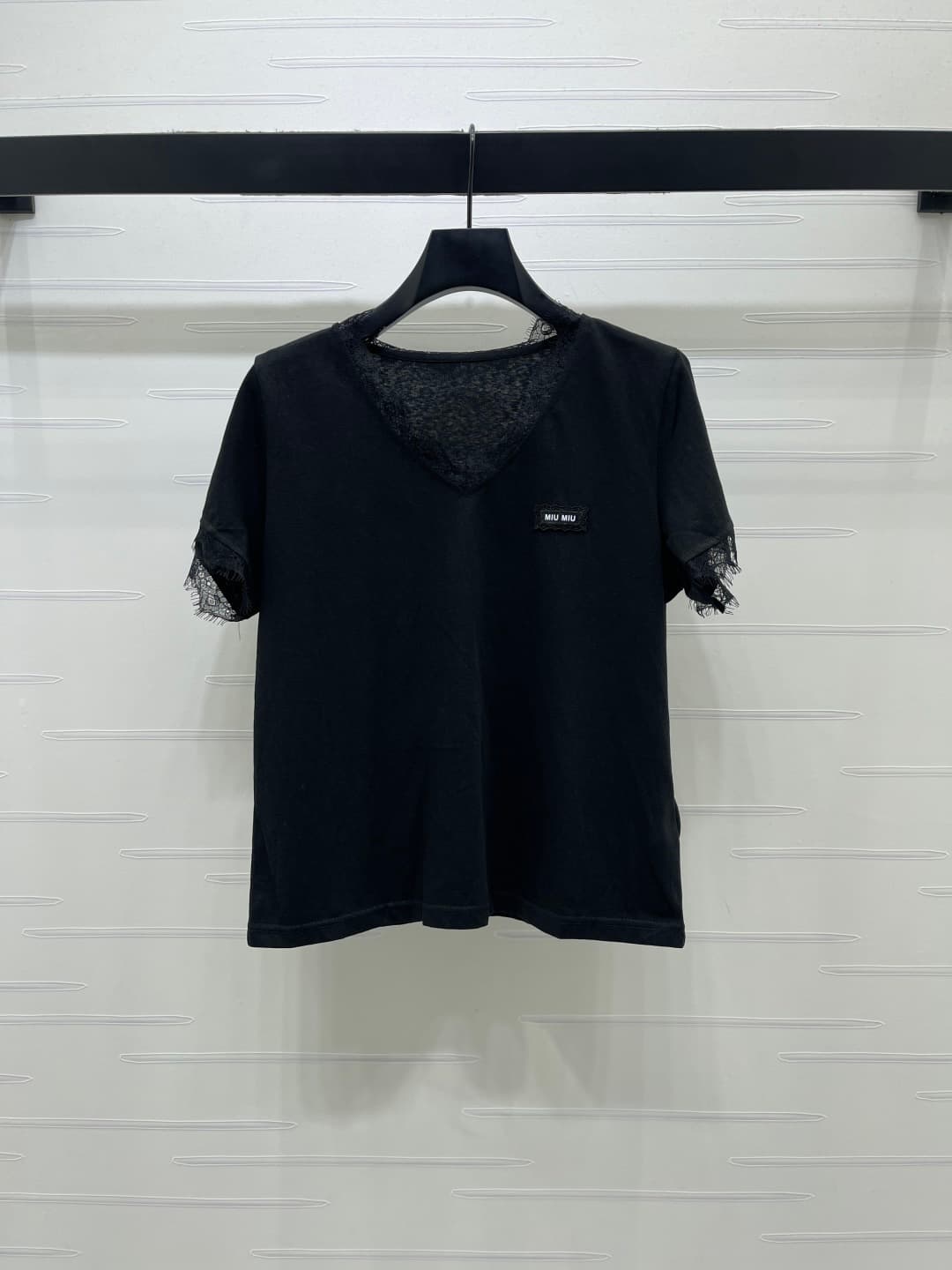 C18630 📣 New high-end collection MiuMi*2026 spring/summer latest series! Lace V-neck short-sleeved T-shirt! Customed pure cotton material, smooth and skin-friendly, with excellent texture. The V-neck short-sleeved T-shirt features lace trim on the collar — image 1