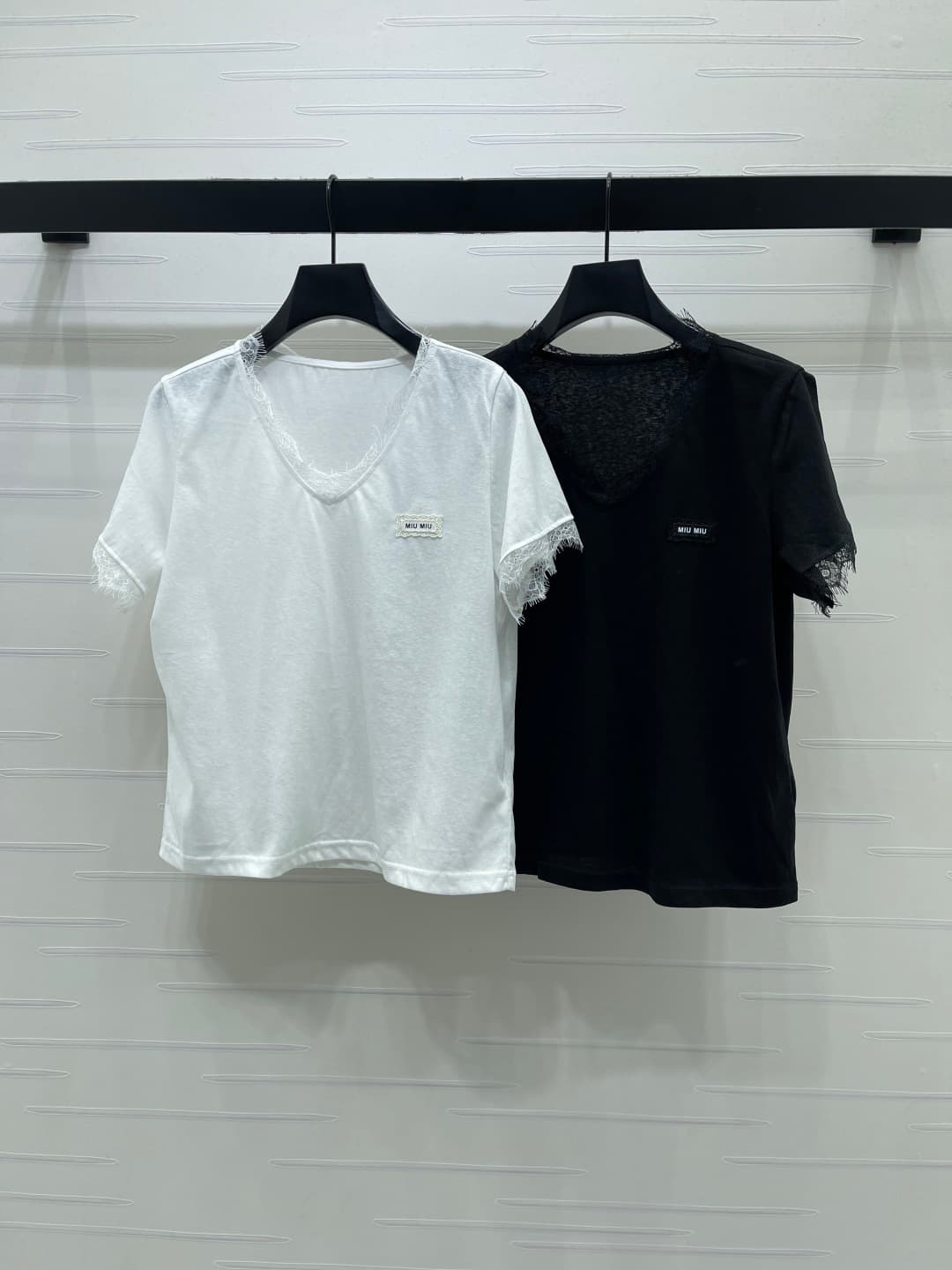 C18631 📣 New high-end product from the latest collection/series of MiuMi*2026! Lace V-neck short-sleeved T-shirt! Customed pure cotton material, smooth and skin-friendly, with excellent texture. The V-neck short-sleeved T-shirt features lace trim on the c — image 1