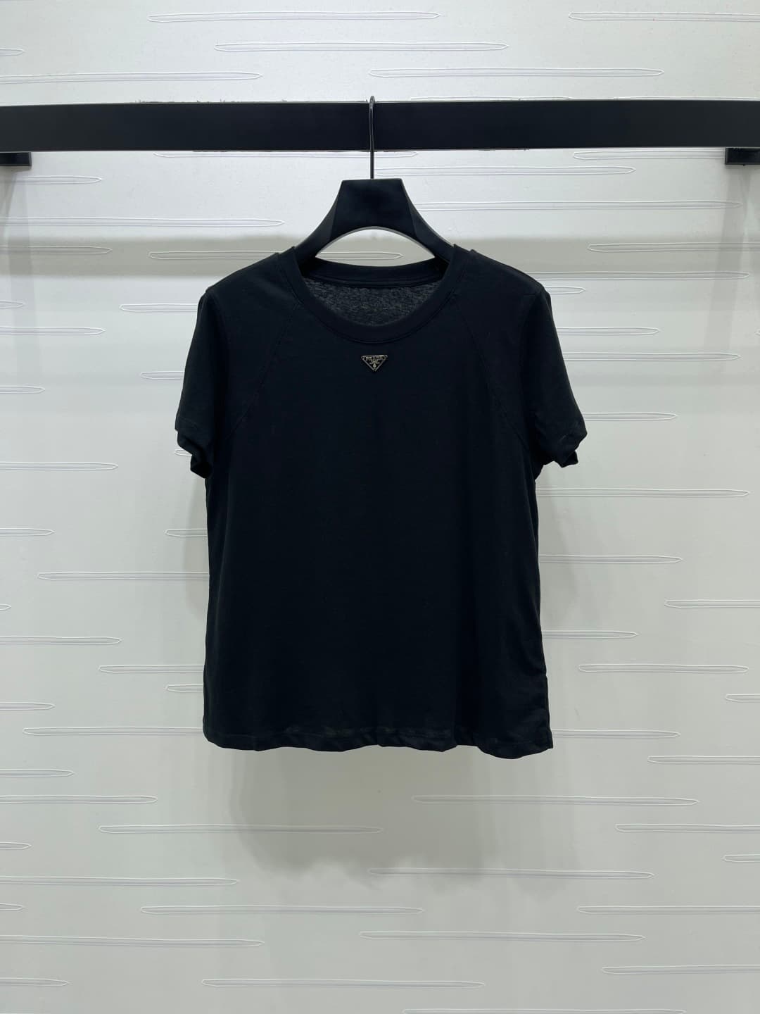 C18632 📣 New high-end collection Prad*2026 for spring/summer! Triangular logo short-sleeve T-shirt! Customized snowflake all-cotton material, breathable and comfortable, with a rich texture. Loose round-neck long-sleeve cut, delicate triangular metal logo — image 1