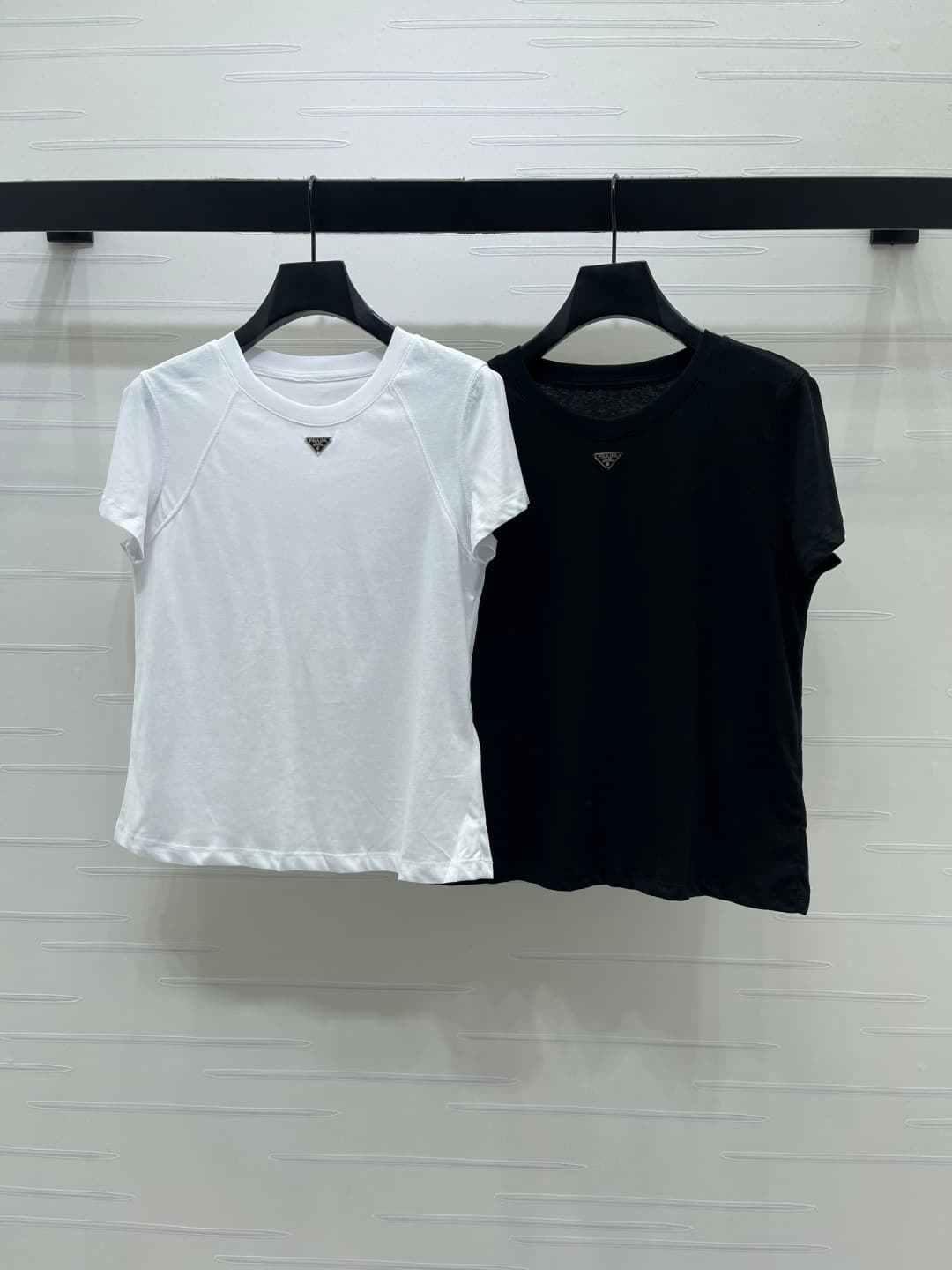 C18633 📣 New high-end collection/series – the latest spring collection from Prad*2026! Short-sleeve T-shirt with triangular logo! Customized with snowflake pattern, 100% cotton material, breathable and comfortable, with a luxurious feel. Relaxed round col — image 1