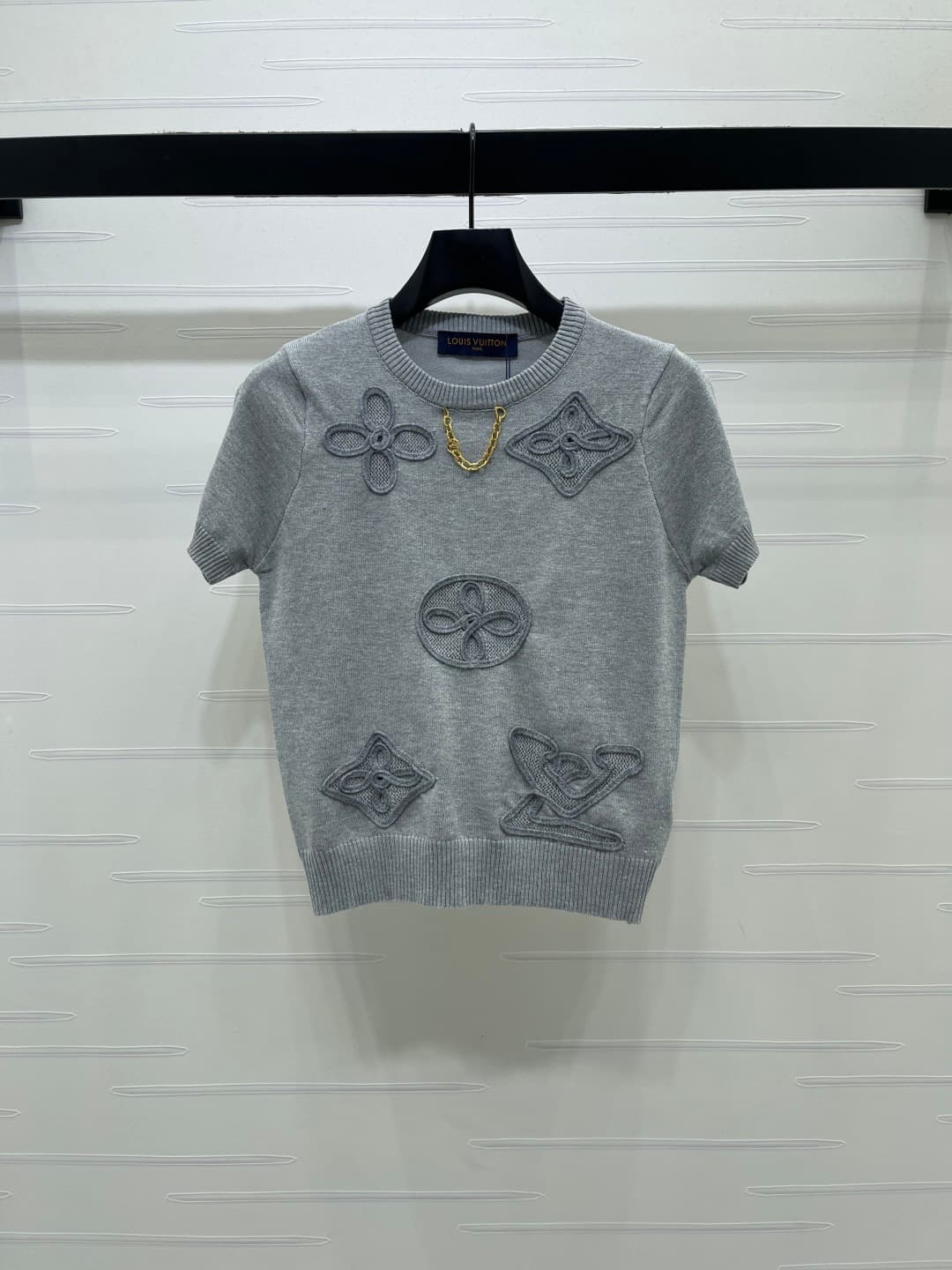 C18647 📣 New high-end collection LOUIS VUI*TON 2026 – the latest spring series! Chain-knit short sleeves! Custom cotton-wool knitting material – comfortable and soft, with excellent quality. Round neck knitted short sleeve style, elegant and relaxed desig — image 1