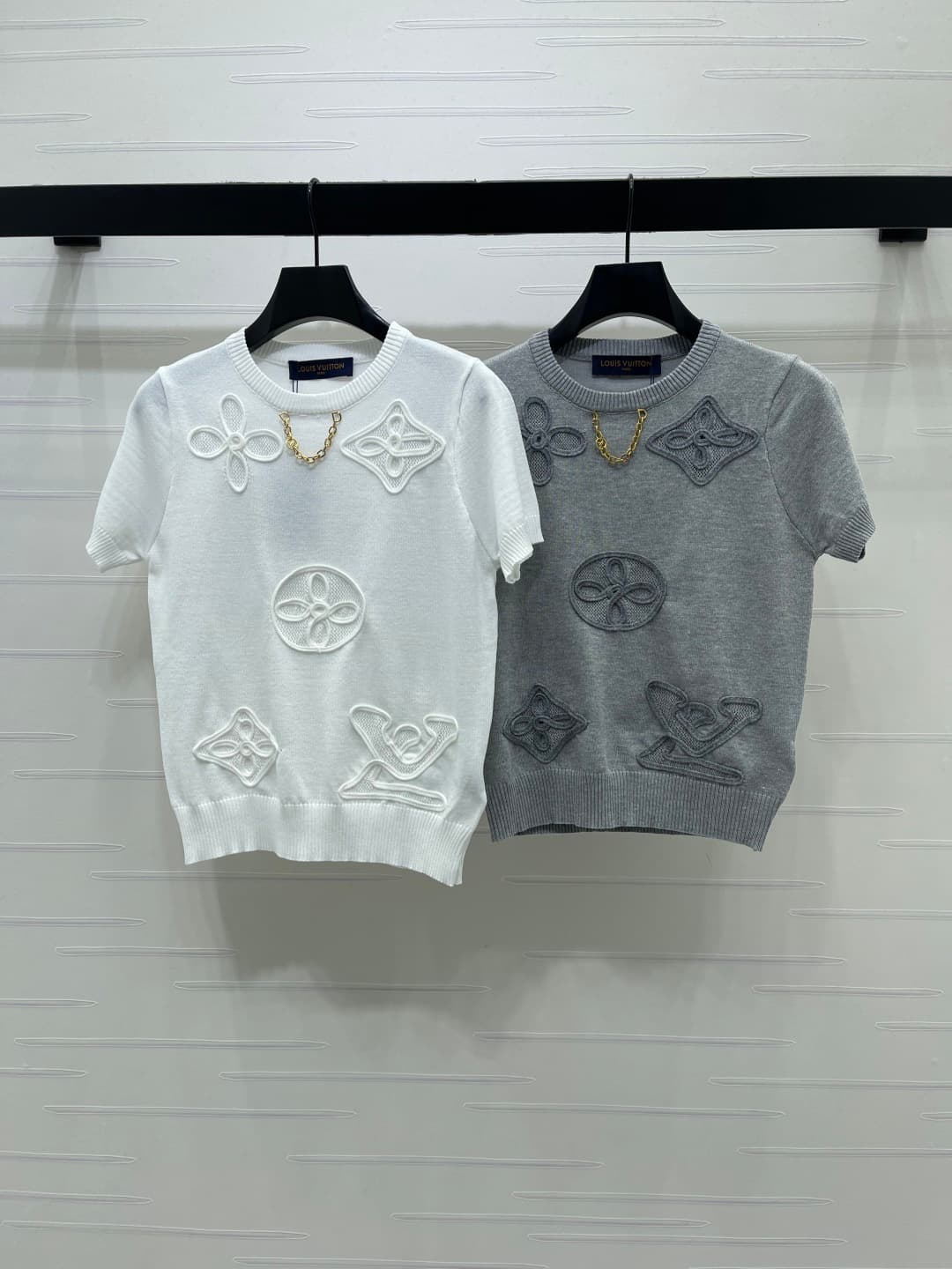 C18648 📣 New high-end collection LOUIS VUI*TON 2026 – the latest spring series! Chain-knit short sleeves! Custom cotton-wool knitting material – comfortable and soft, with excellent quality. Round-necked knitted short sleeve design; elegant and relaxed wi — image 1