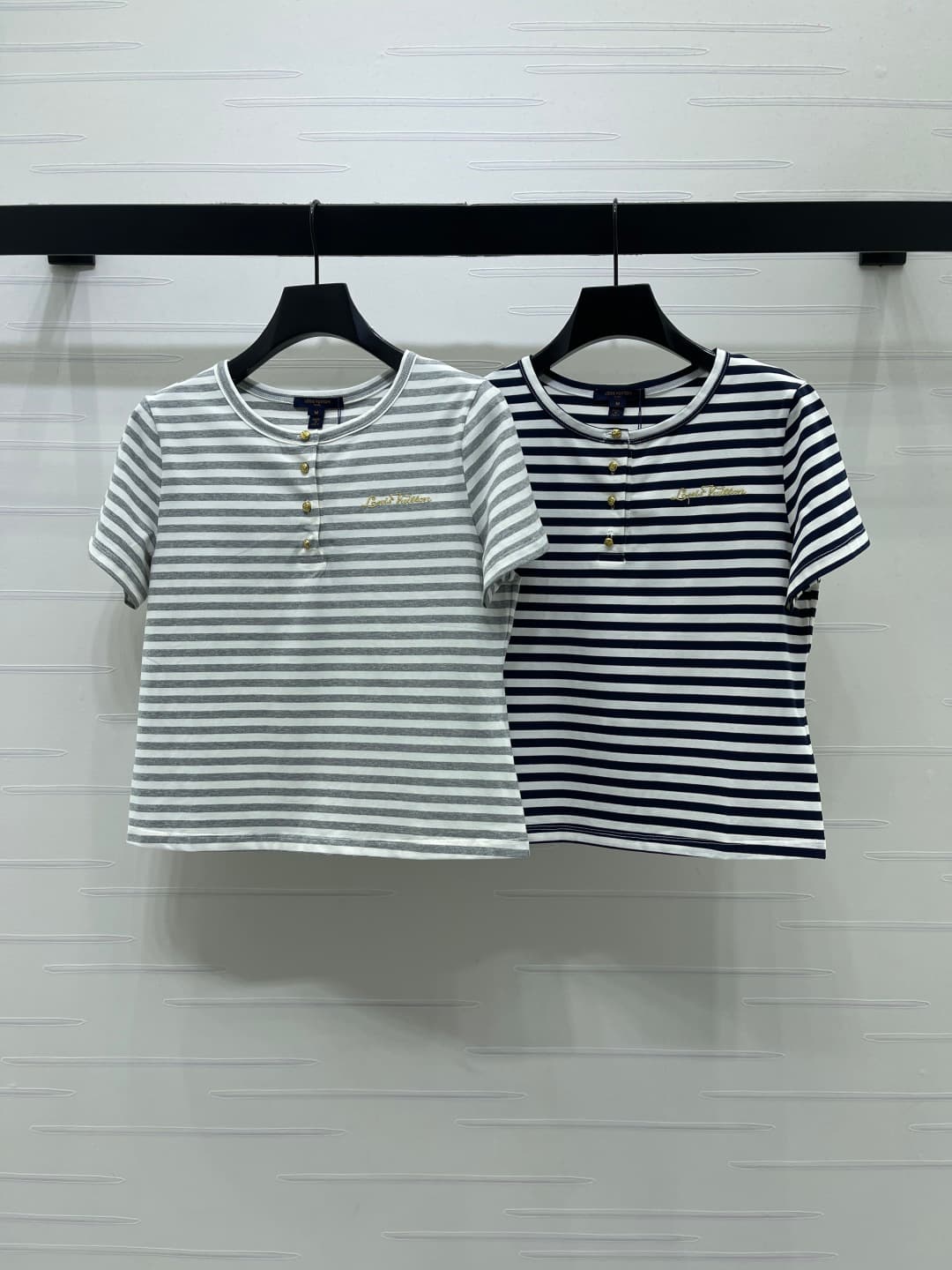 C18628 📣 New high-end collection LOUIS VUI*TON 2026 spring/summer latest series! Round-necked striped short-sleeve T-shirt! Customized imported cotton material – comfortable and breathable. Round-necked short-sleeve design with half-collar button closure — image 1