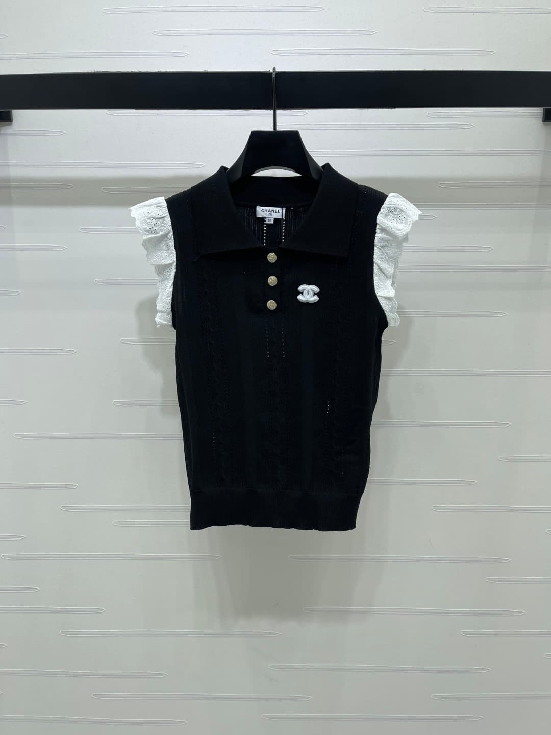 C18634 📣 New high-end collection/series – CHANE* 2026’s latest spring/summer collection! Knit top with flared collars! Crafted using premium silk and wool yarn for a luxurious and comfortable feel. The flared short sleeves feature a distinctive logo patte — image 1