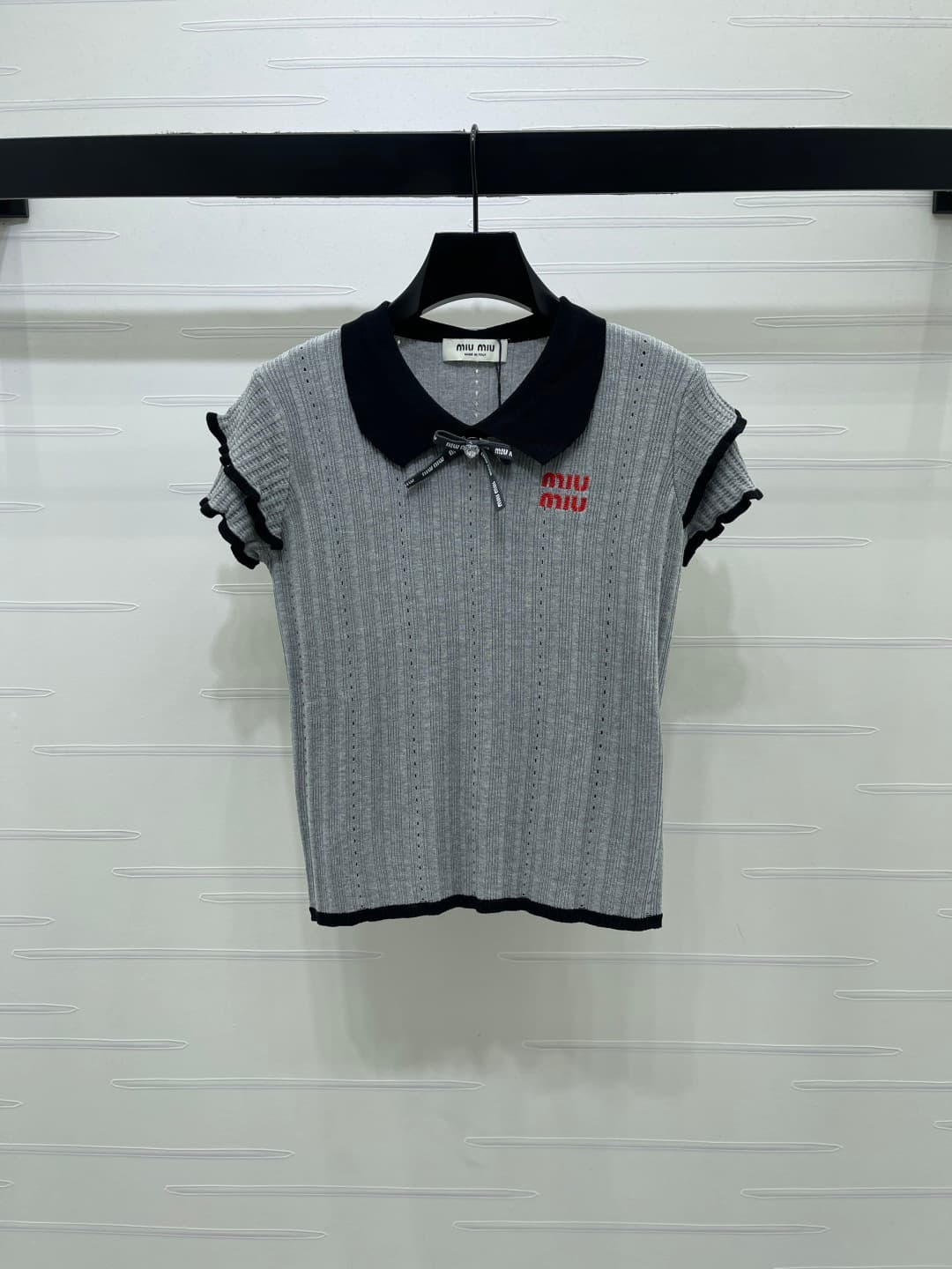 C18651 📣 New high-end collection MiuMi*2026 spring/summer latest series! V-Neck open-cropped knit short sleeves! Custom silk-fleece knit material – soft, delicate, and highly elastic. Short vest with rolled-up collar, double layered cuffs design. Embroide — image 1