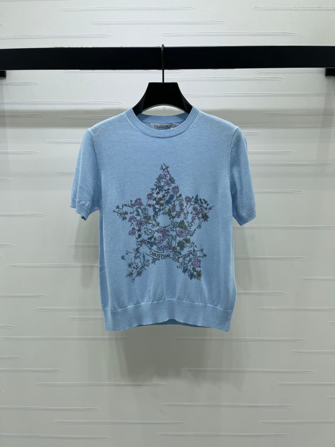 C18657 📣 New high-end collection! Dio* 2026 – the latest spring series! Round neck with five-pointed star embroidery on knitted short sleeves! Customized silk-wool knitting material for a premium feel, comfort, and softness. The round-necked knitted desig — image 1