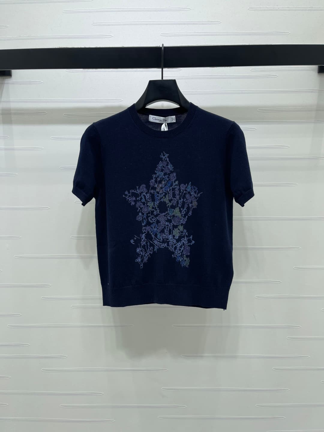 C18658 📣 New high-end collection! Dio* 2026 – the latest spring series! Round neck with pentagram embroidery on knitted short sleeves! Customized silk-wool knitting material – elegant texture, comfortable and soft. The round-necked knitted design features — image 1