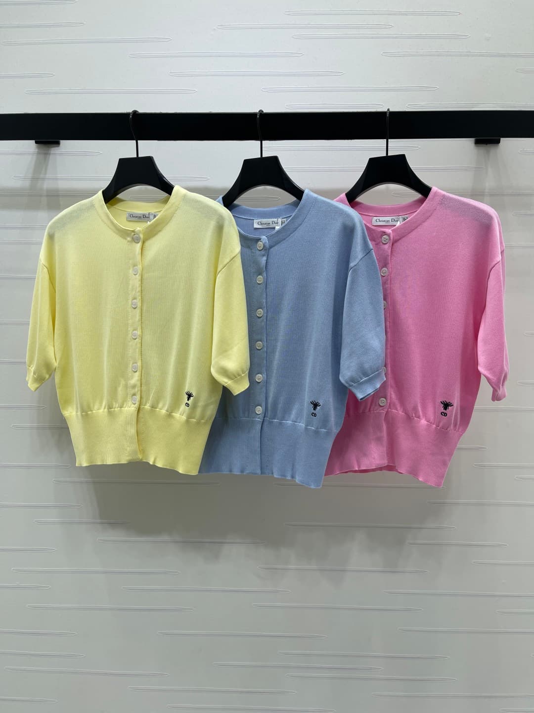 C18663 📣 New high-end collection/series – the latest spring/summer collection from Dio* 2026! Knit short-sleeve sweater with letter logo! Made from custom cotton wool yarn, offering a premium texture, comfort, and softness. Round neck short-sleeve design, — image 1