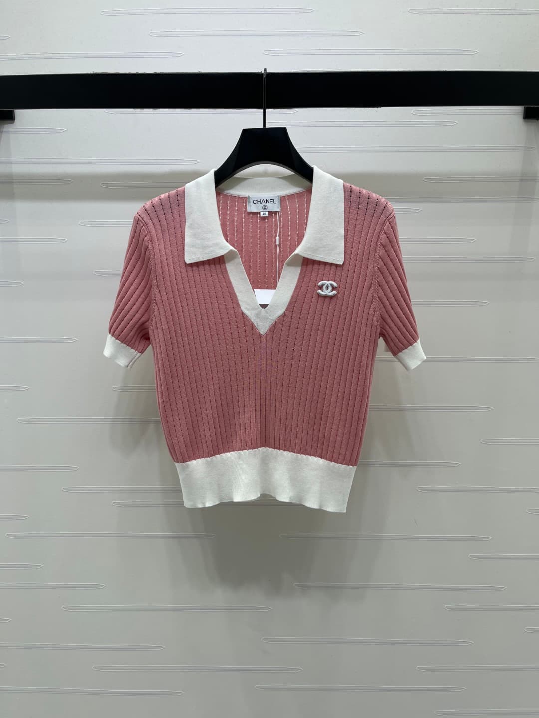 C18666 📣 New high-end products from original batches! CHANE* 2026 – the latest spring collection! Open-necked knit short sleeves! Crafted with imported yarn for premium texture and comfortable shine. The open-necked design features a V-shaped opening that — image 1