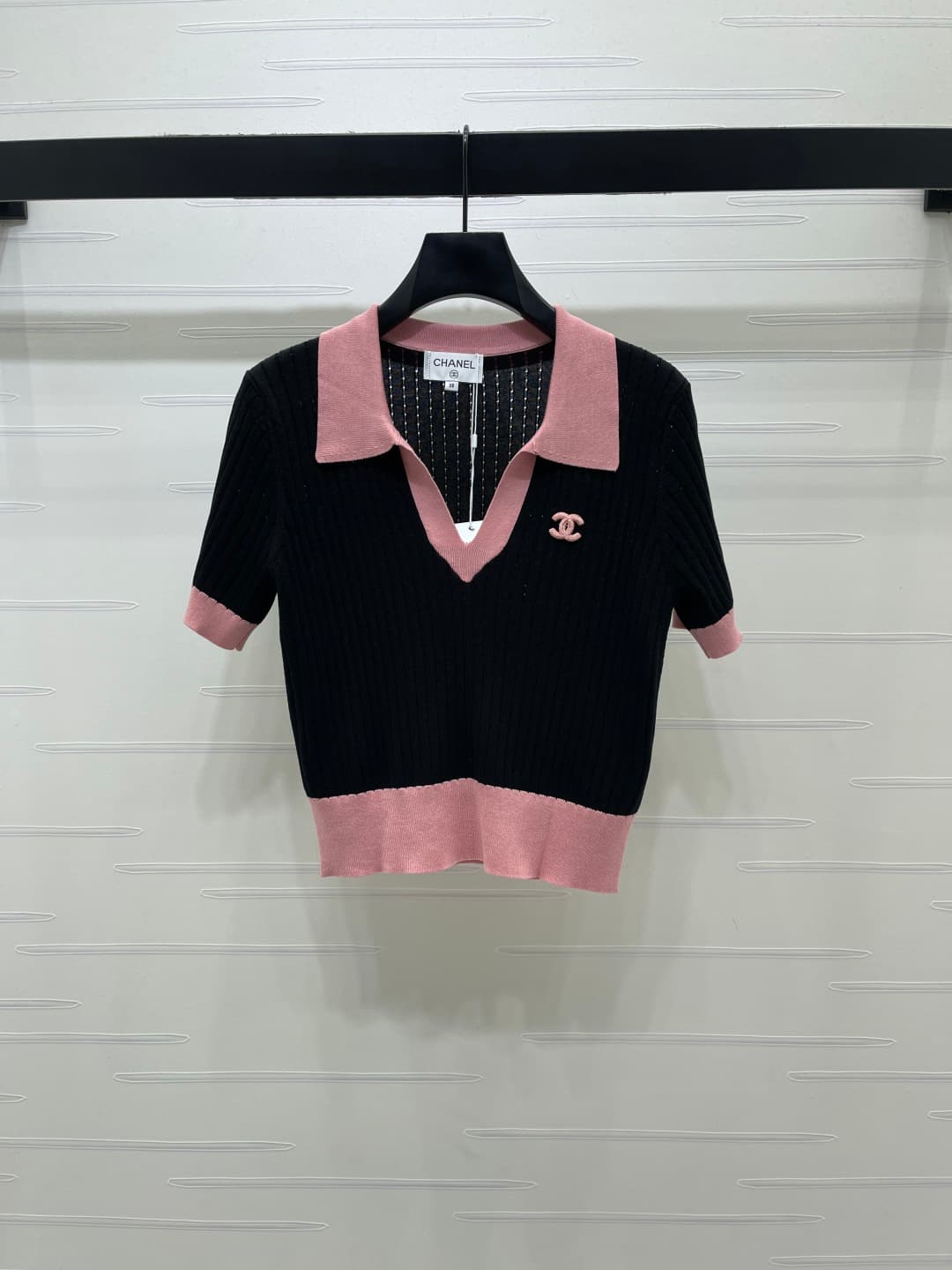 C18668 📣 New high-end vintage/retro items! CHANE* 2026 – the latest spring collection! Hollow knit V-neck short sleeves! Crafted with imported yarn for a premium texture and comfortable shine. The V-neck design features a pattern of hollow knitting thread — image 1