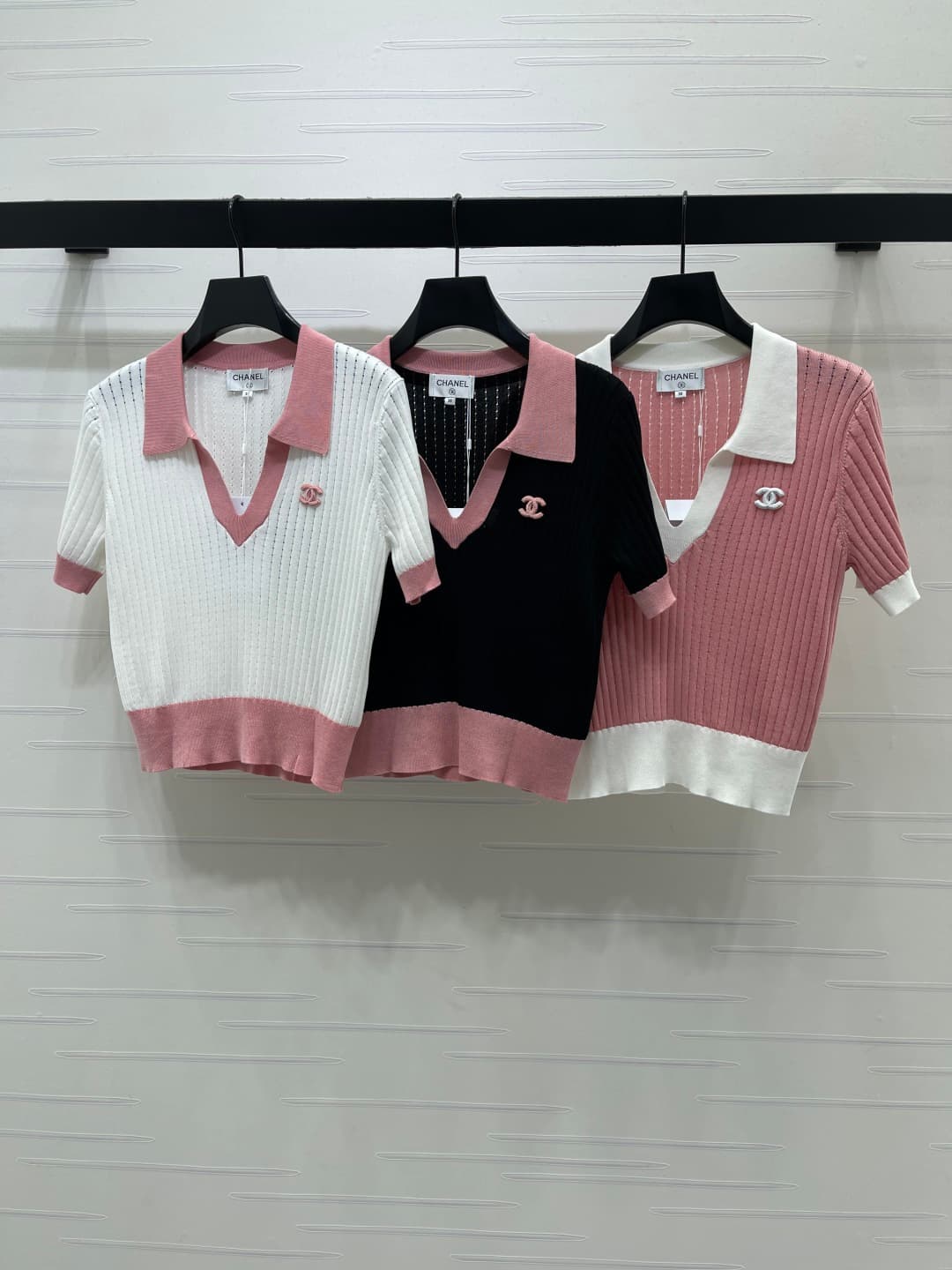 C18669 📣 New high-end vintage/retro items! CHANE* 2026 – the latest spring collection! Hollowed-out knitted V-neck short sleeves! Made from imported yarn for premium texture and comfort. The V-neck design features a woven pattern of hollow hook stitches. — image 1