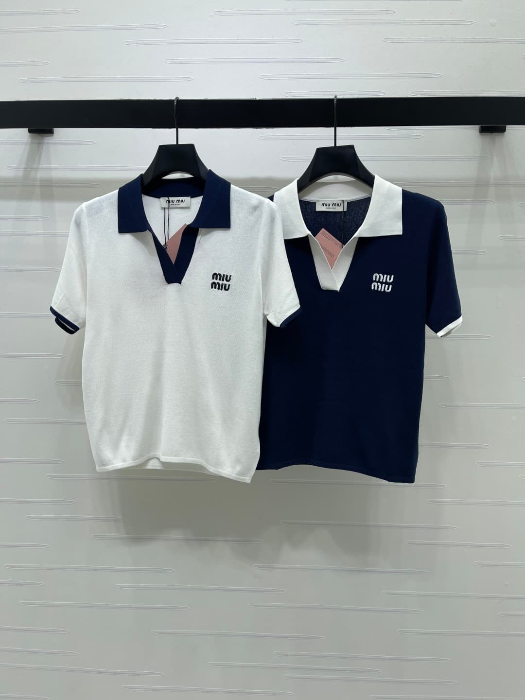C18644 📣 New high-end collection MiuMi*2026 – the latest spring/summer series! Contrasting color V-necked knit short sleeves! Custom imported knitted material for a premium feel, light, breathable and comfortable. V-necked short sleeve design that enhance — image 1
