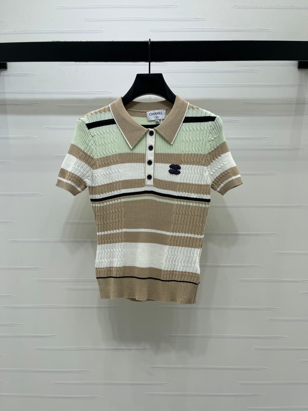 C18649 📣 New vintage/retro high-end product from CHANE* 2026’s latest spring collection! Striped V-neck knitted short sleeves! Crafted with imported knitting yarn for comfort, breathability, and ease of wearing. V-neck with button design for convenient we — image 1