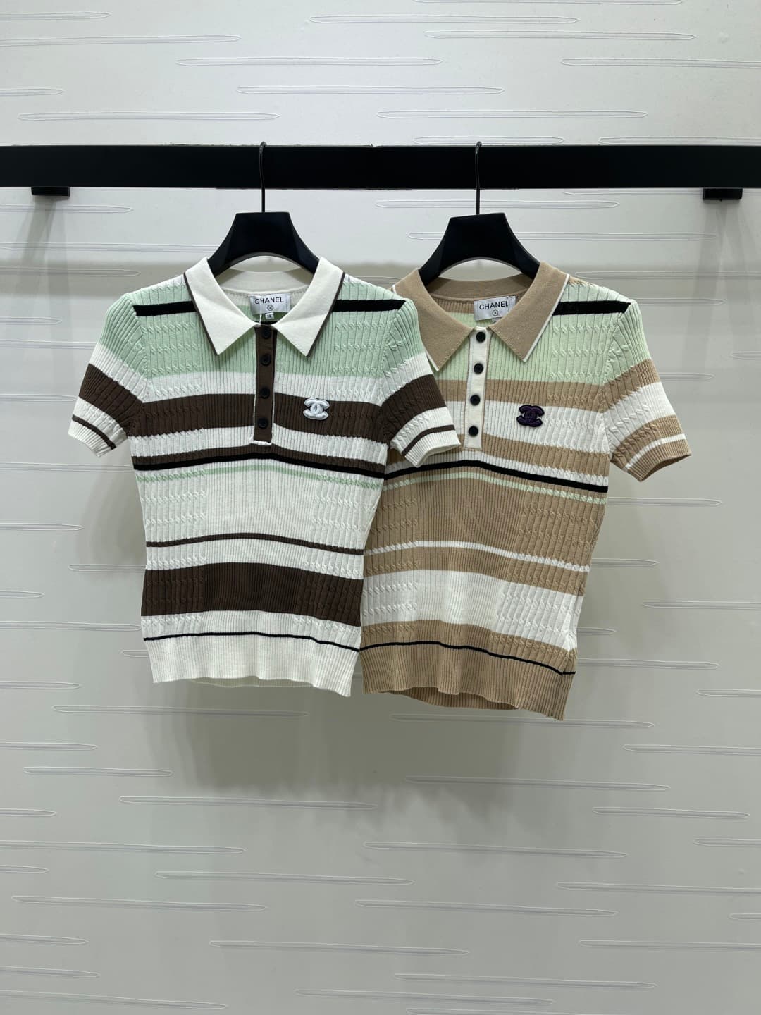 C18650 📣 New vintage/retro high-end products! CHANE* 2026 – the latest spring collection! Striped V-neck knitted short sleeves! Made with imported knitting yarn for comfort and breathability. Easy to put on and take off. Clear vertical stripes on the body — image 1