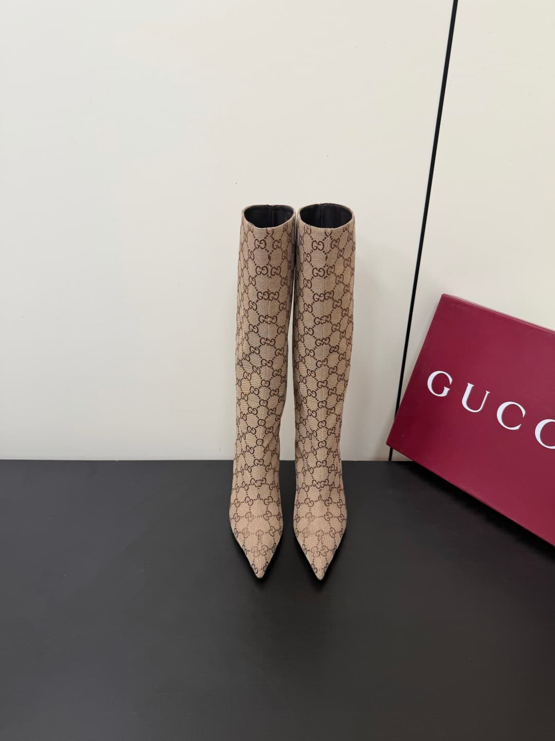 D7040 💰 GUCCI QZKEEP 0X0ZX autumn/winter high-topped riding boots with pointed toe and thin heel 26ss — image 1