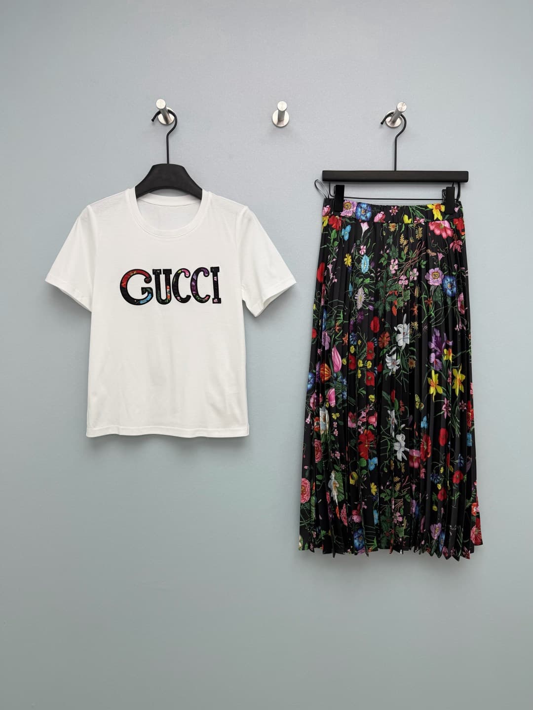 C18432 🔥🔥GUCC*26 New vintage/retro flower pleated skirt set: printed logo short-sleeve T-shirt + matching flower pleated skirt collection. The flower logo embroidered on the T-shirt and the skirt print complement each other perfectly, enhancing the elegan — image 1