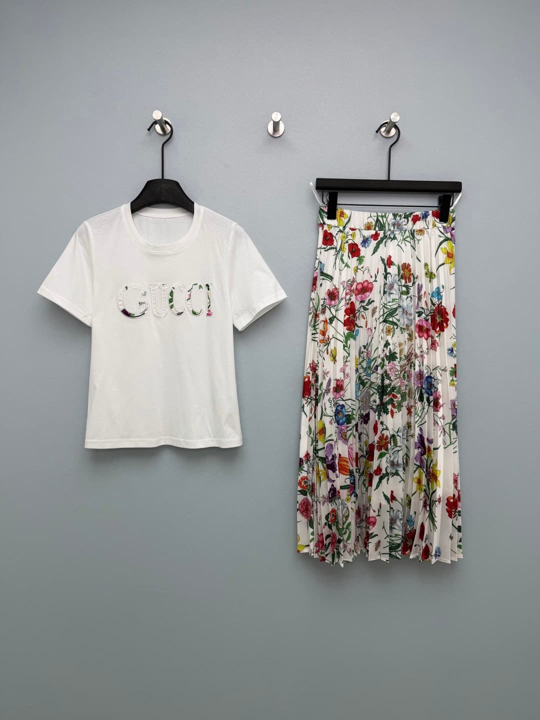 C18431 🔥🔥GUCC*26 New vintage/retro flower pleated skirt set: printed LOGO short-sleeve T-shirt + matching flower pleated skirt collection. The floral LOGO embroidered on the T-shirt and the skirt print complement each other perfectly, enhancing the elegan — image 1