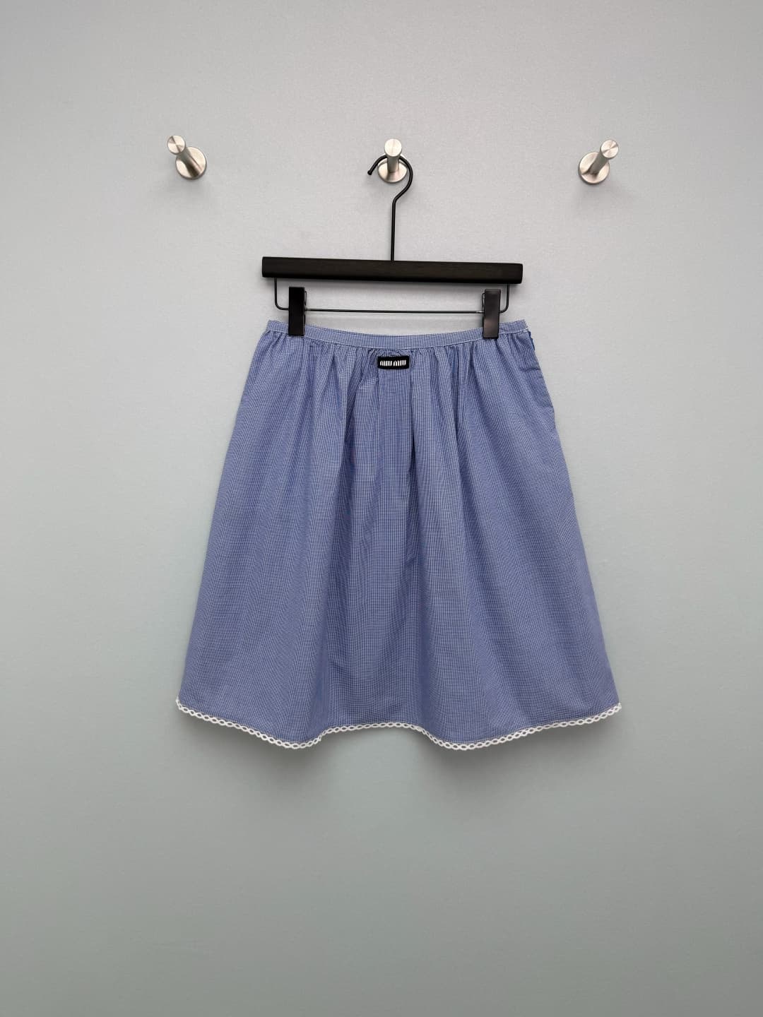 C18409 🔥🔥miumi*26 New vintage/retro blue-check pattern skirt. Made of a light blue-white fine-check fabric, it has a fresh vintage vibe and enhances the spring atmosphere. It features a adjustable waist + pleated front design, providing strong comfort aro — image 1