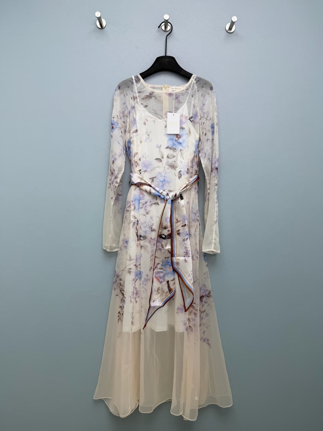 C18408 🔥🔥Zimmerman*26 – A new style chiffon dress with bird-and-flower patterns in blue-purple ink style. The patterns have delicate gradients, and the light beige background adds a poetic touch. The details of the birds and flowers make the dress even mo — image 1