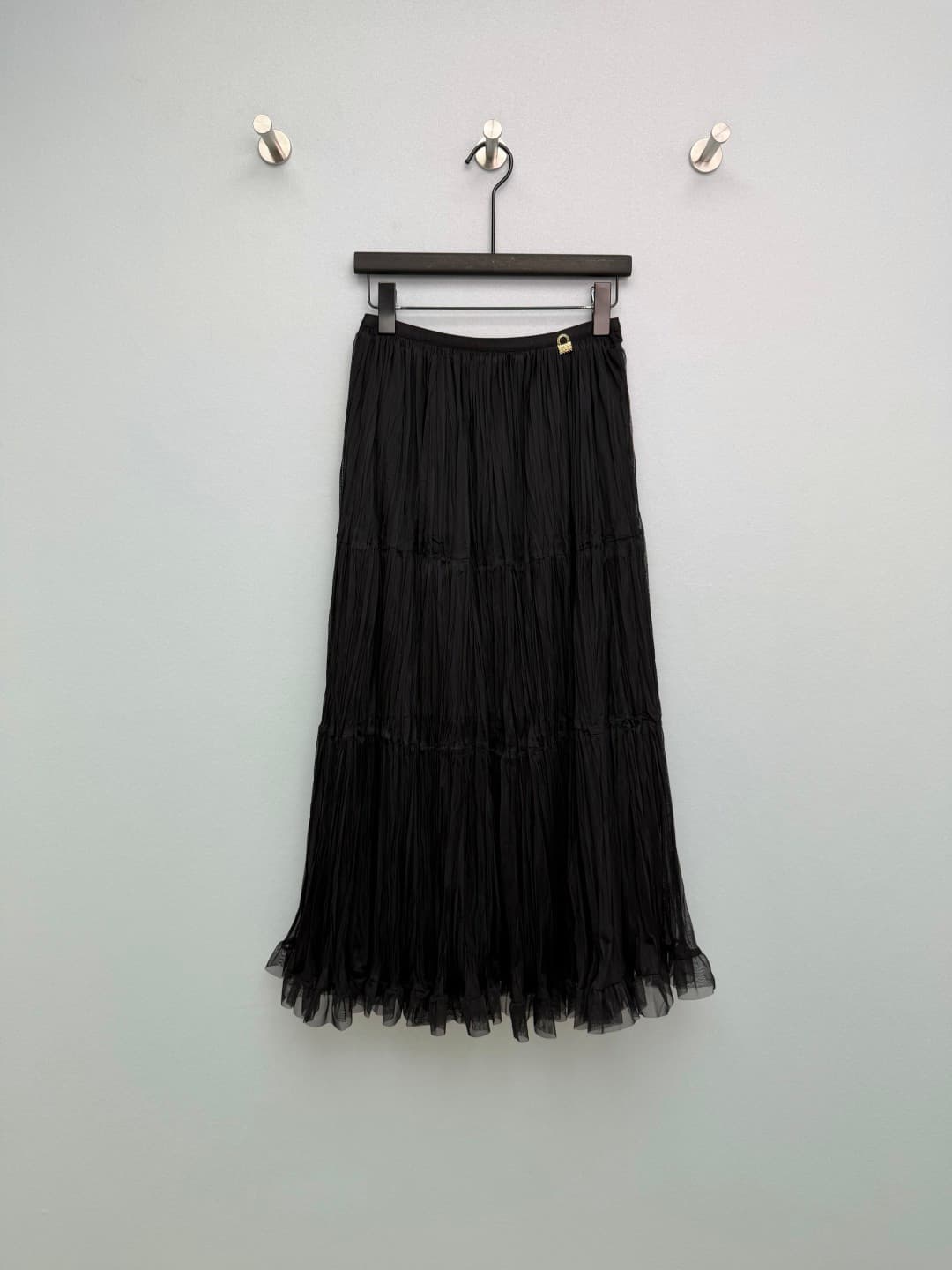 C18396 🔥🔥Chan*l26 – New model with diamond-patterned bag-style metal badges on the waistline. The dress features layered pleats and net fabric edges, creating a lively and elegant look. The diamond-patterned metal badges add a high-end feel and make the d — image 1