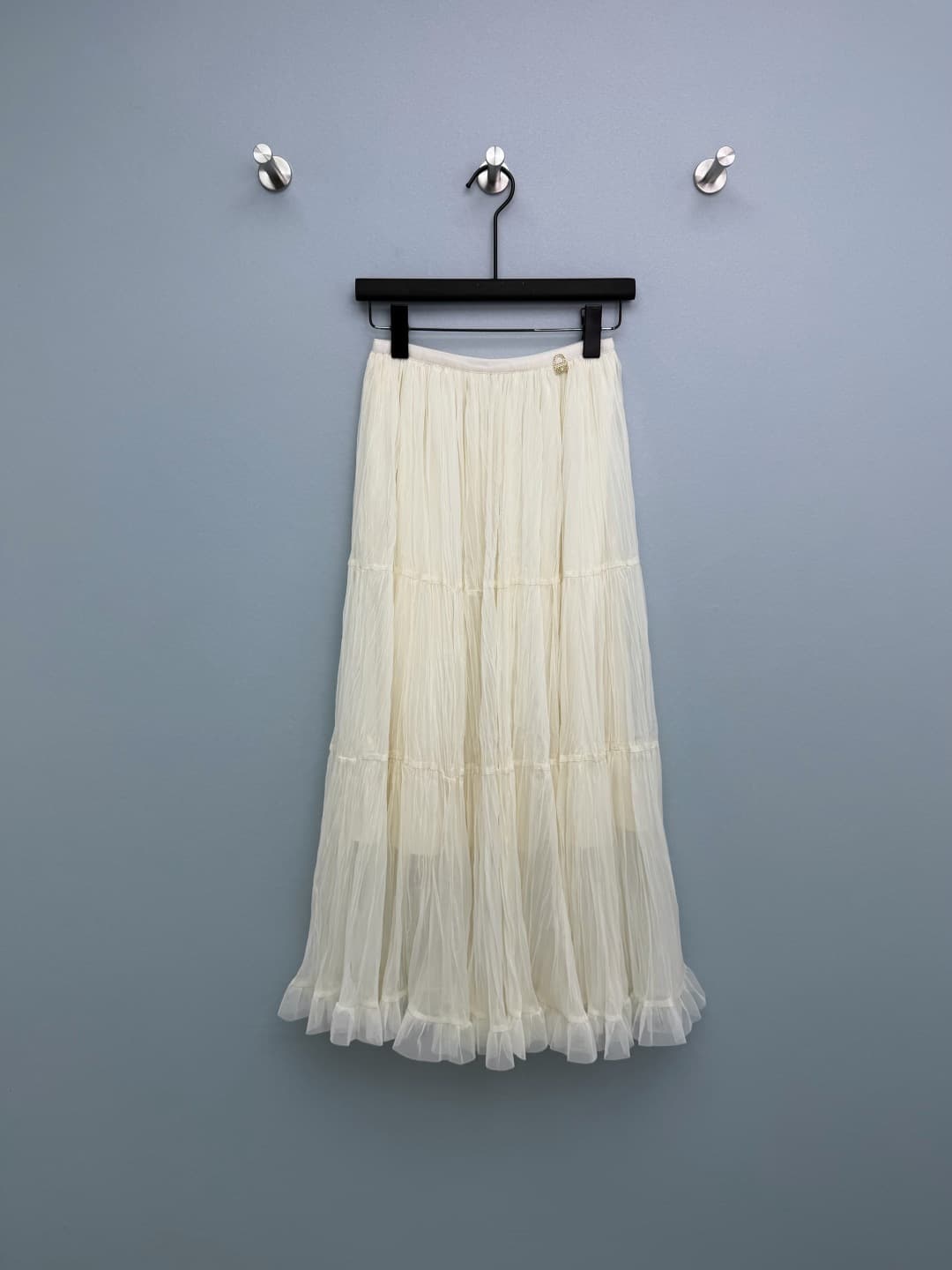 C18395 🔥🔥Chan*l26 – New model with diamond-patterned bag-style metal tag on the waistline. The dress features layered pleats and net fabric edges, creating a graceful and elegant look. The three-layer flared design combined with net fabric edges gives the — image 1
