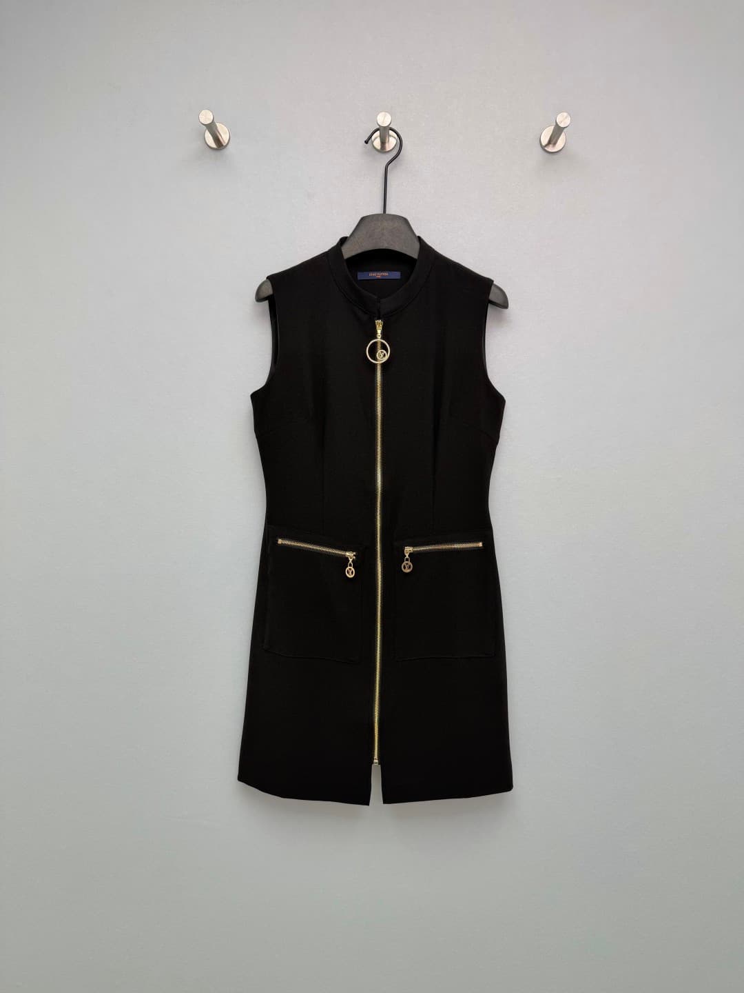 C18379 🔥🔥 Louis Vuitto*26 – New model: metal-lined zipper, sleeveless dress with H-fit silhouette. The straight H shape effectively hides all body imperfections, making the dress look slimmer and more stylish. The stand-up collar gives a professional yet — image 1